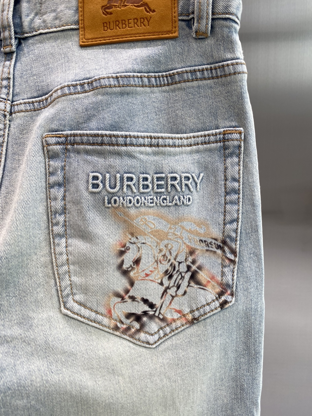 《𝙉𝙚𝙬🖤❤️巴家》26ss春季牛仔 超级有范儿的一款牛仔裤，定制原版水洗牛仔面料，独特设计，顶级工艺字