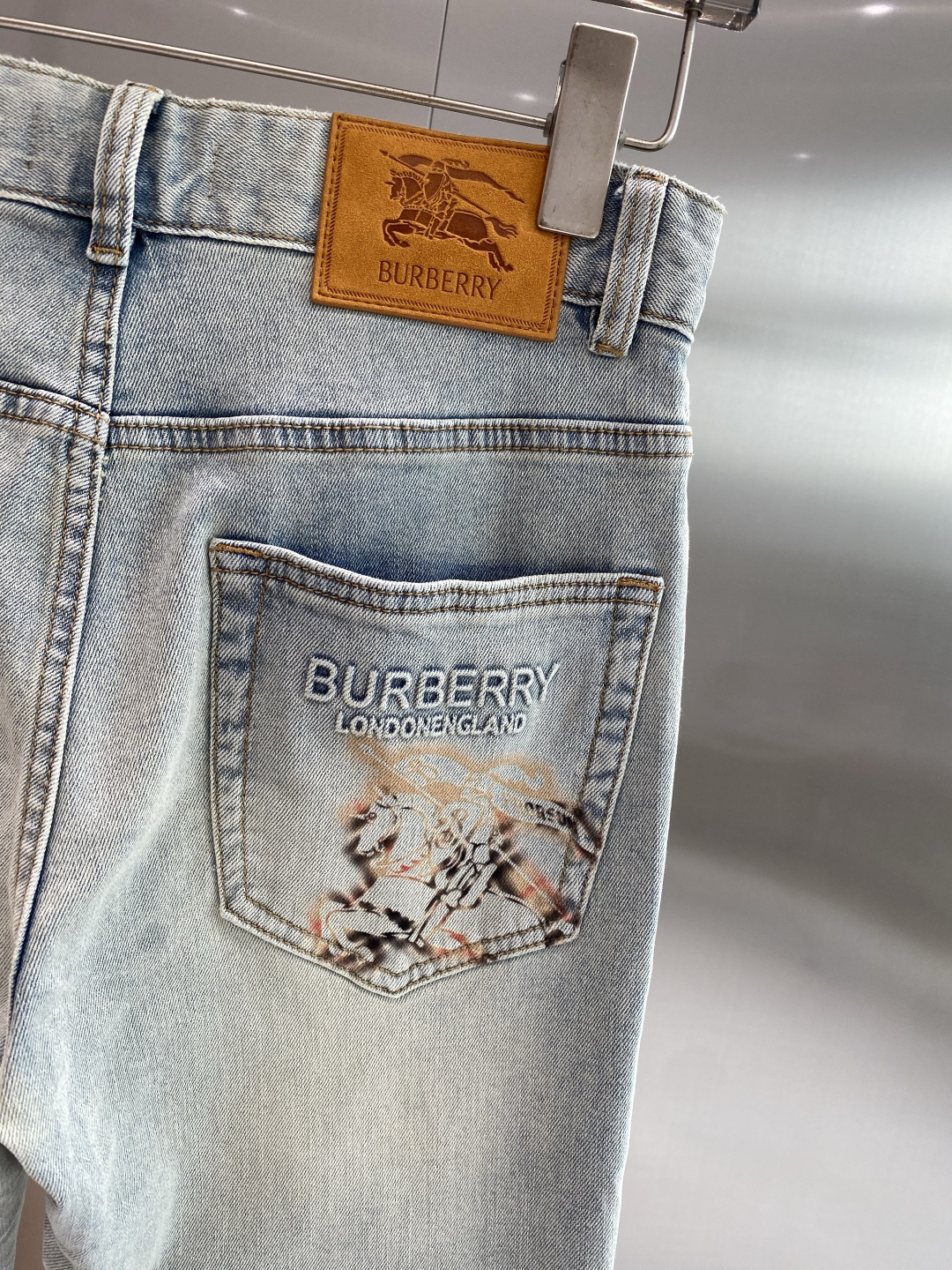 《𝙉𝙚𝙬🖤❤️巴家》26ss春季牛仔 超级有范儿的一款牛仔裤，定制原版水洗牛仔面料，独特设计，顶级工艺字