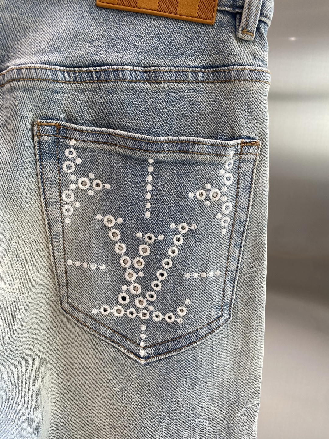 《𝙉𝙚𝙬🖤❤️驴家》26ss春季牛仔 超级有范儿的一款牛仔裤，定制原版水洗牛仔面料，独特设计，顶级工艺字