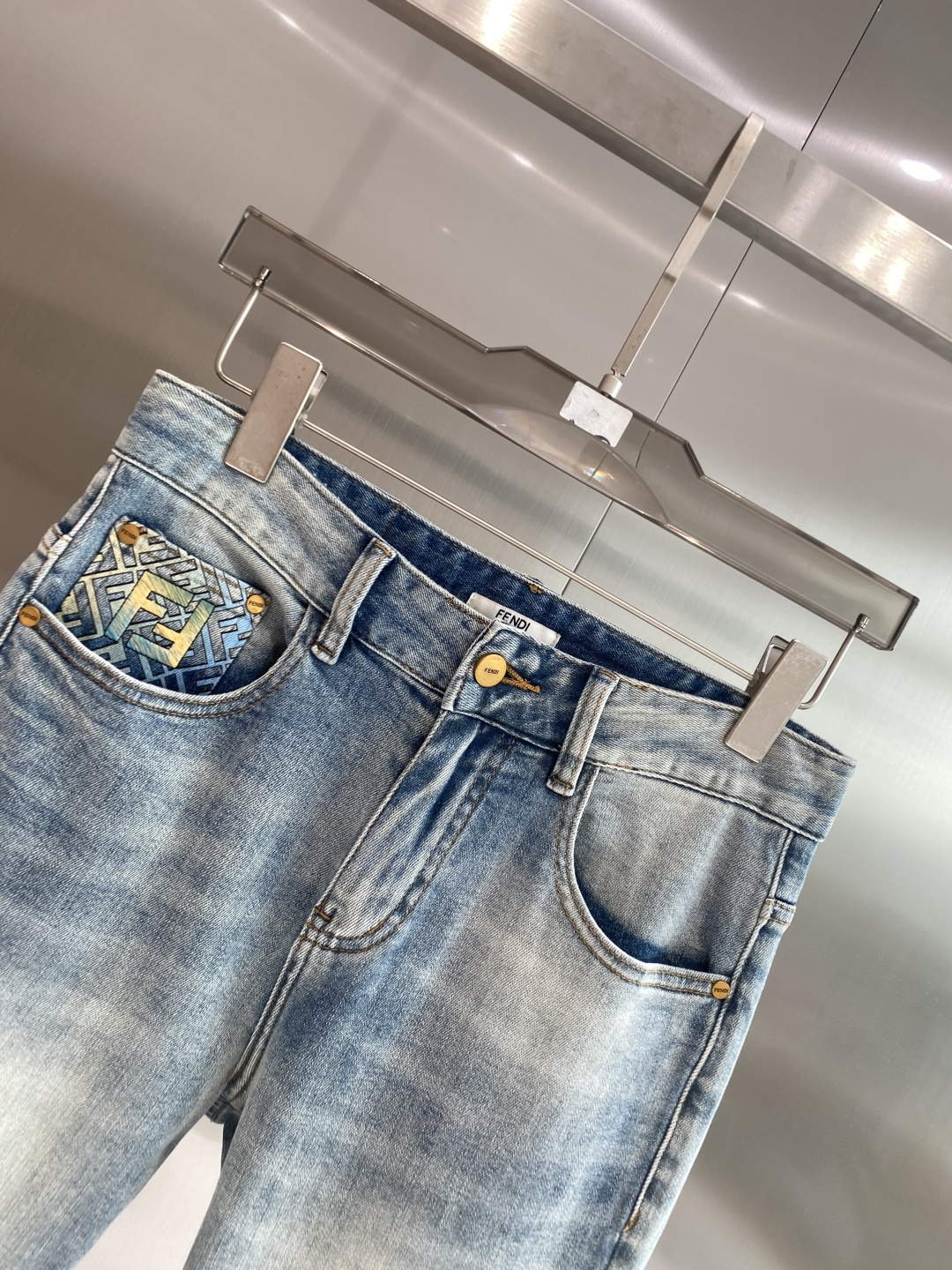 《𝙉𝙚𝙬🖤❤️芬家》26ss春季牛仔 超级有范儿的一款牛仔裤，定制原版水洗牛仔面料，独特设计，顶级工艺字