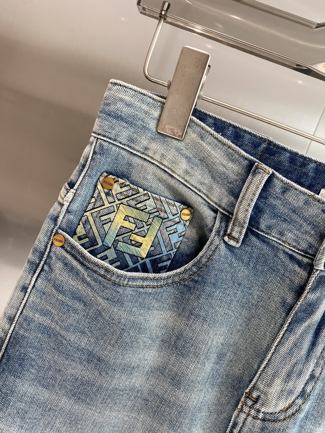 《𝙉𝙚𝙬🖤❤️芬家》26ss春季牛仔 超级有范儿的一款牛仔裤，定制原版水洗牛仔面料，独特设计，顶级工艺字