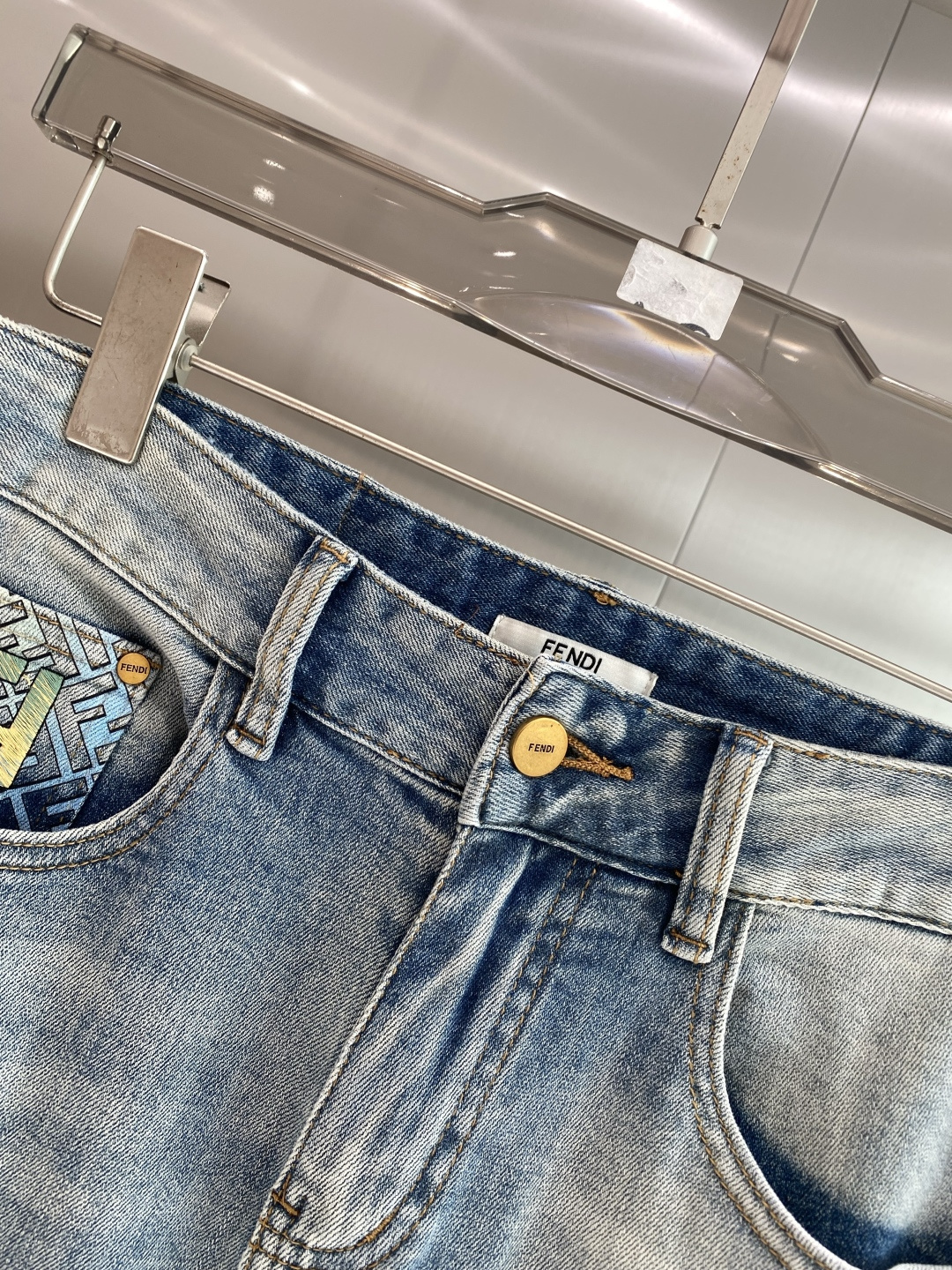 《𝙉𝙚𝙬🖤❤️芬家》26ss春季牛仔 超级有范儿的一款牛仔裤，定制原版水洗牛仔面料，独特设计，顶级工艺字