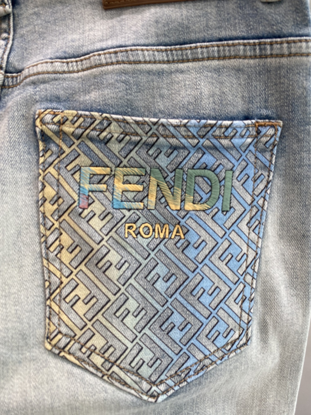 《𝙉𝙚𝙬🖤❤️芬家》26ss春季牛仔 超级有范儿的一款牛仔裤，定制原版水洗牛仔面料，独特设计，顶级工艺字