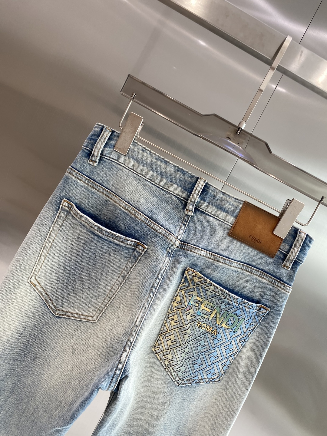《𝙉𝙚𝙬🖤❤️芬家》26ss春季牛仔 超级有范儿的一款牛仔裤，定制原版水洗牛仔面料，独特设计，顶级工艺字