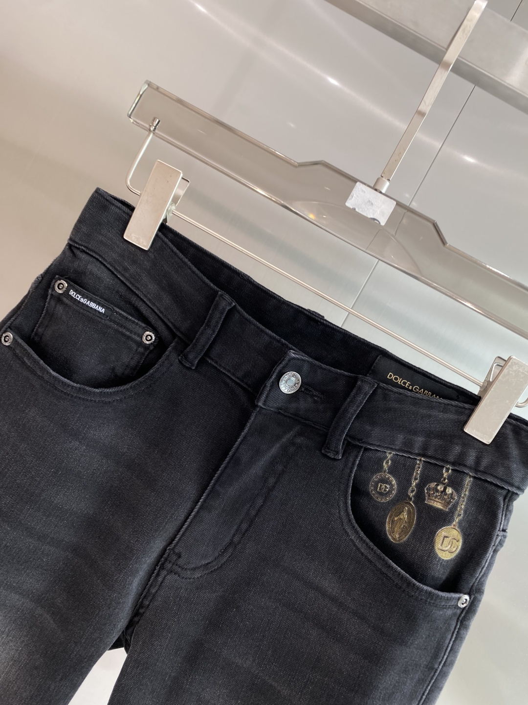 《𝙉𝙚𝙬🖤❤️DG家》26ss春季牛仔 超级有范儿的一款牛仔裤，定制原版水洗牛仔面料，独特设计，顶级工艺