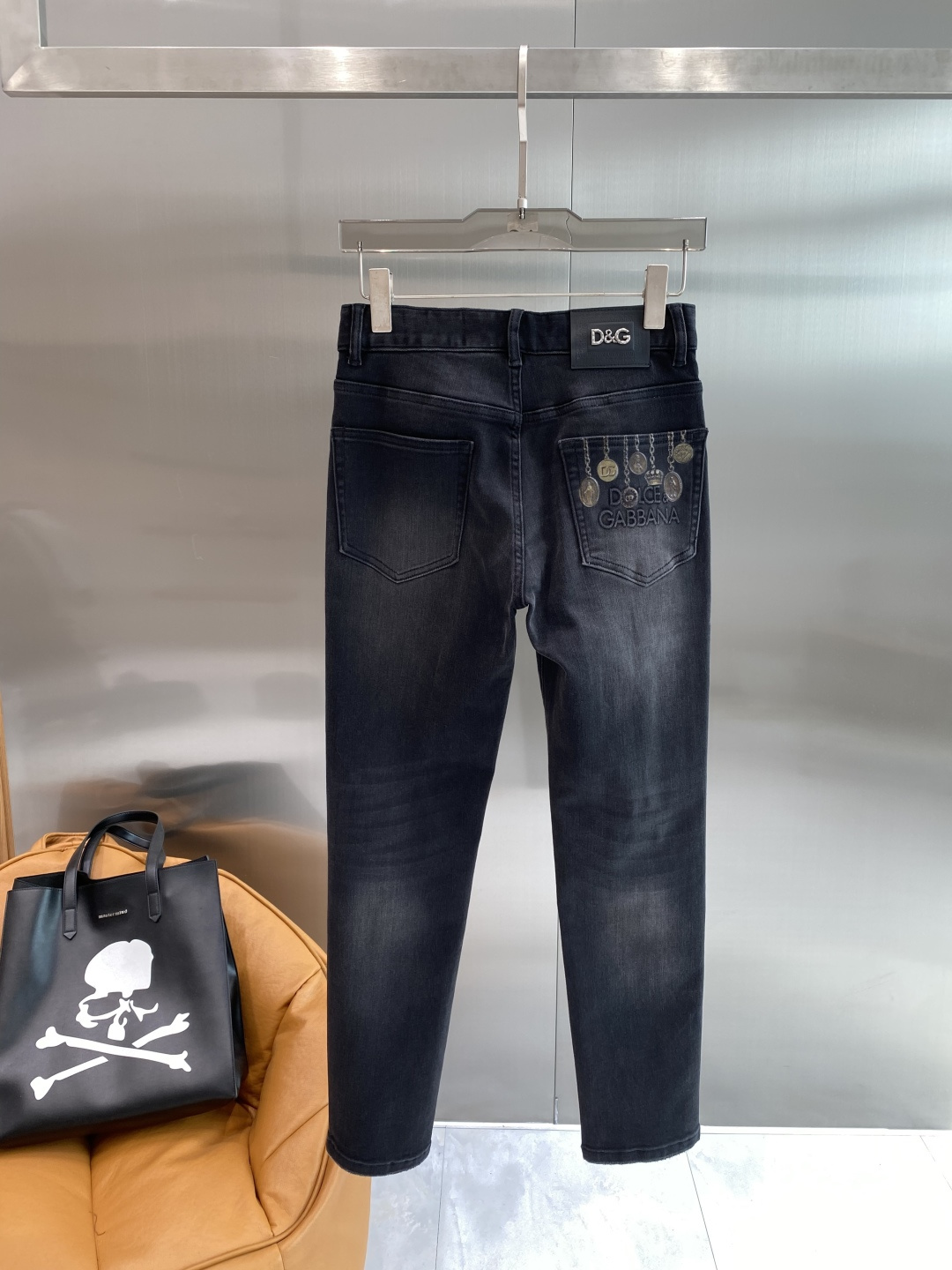 《𝙉𝙚𝙬🖤❤️DG家》26ss春季牛仔 超级有范儿的一款牛仔裤，定制原版水洗牛仔面料，独特设计，顶级工艺