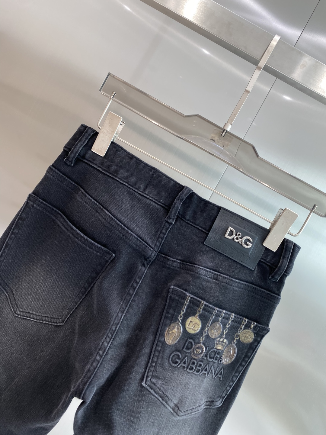 《𝙉𝙚𝙬🖤❤️DG家》26ss春季牛仔 超级有范儿的一款牛仔裤，定制原版水洗牛仔面料，独特设计，顶级工艺