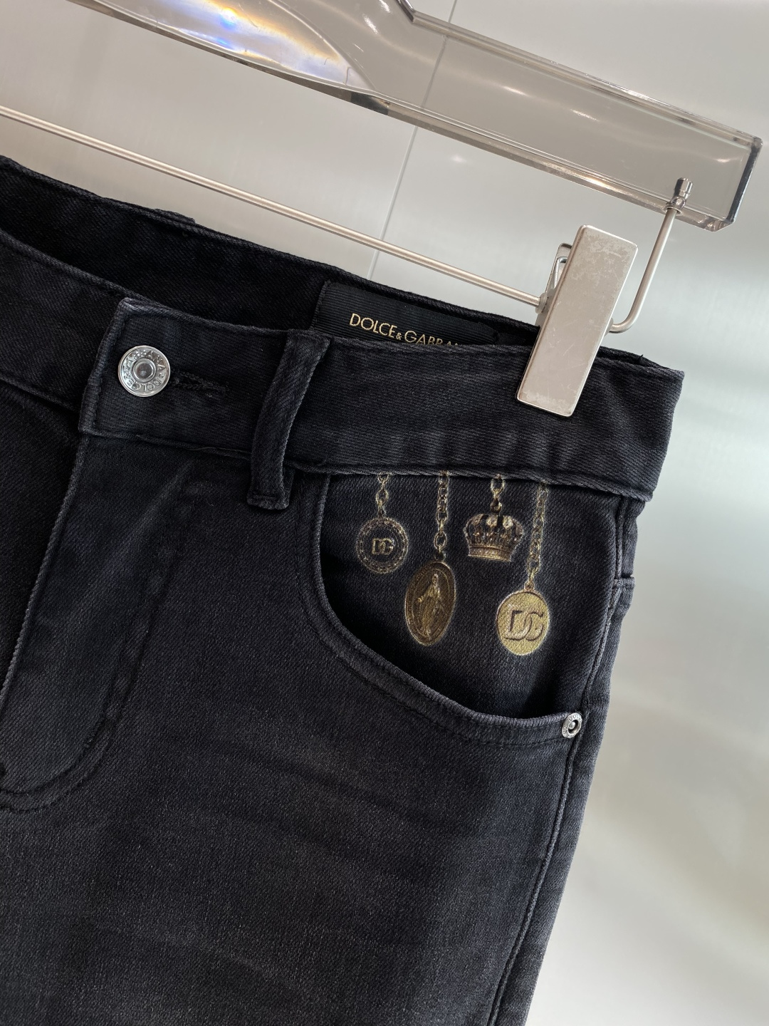 《𝙉𝙚𝙬🖤❤️DG家》26ss春季牛仔 超级有范儿的一款牛仔裤，定制原版水洗牛仔面料，独特设计，顶级工艺