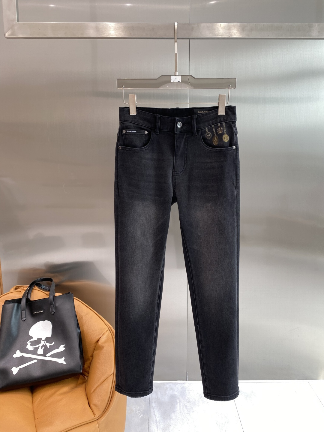 《𝙉𝙚𝙬🖤❤️DG家》26ss春季牛仔 超级有范儿的一款牛仔裤，定制原版水洗牛仔面料，独特设计，顶级工艺