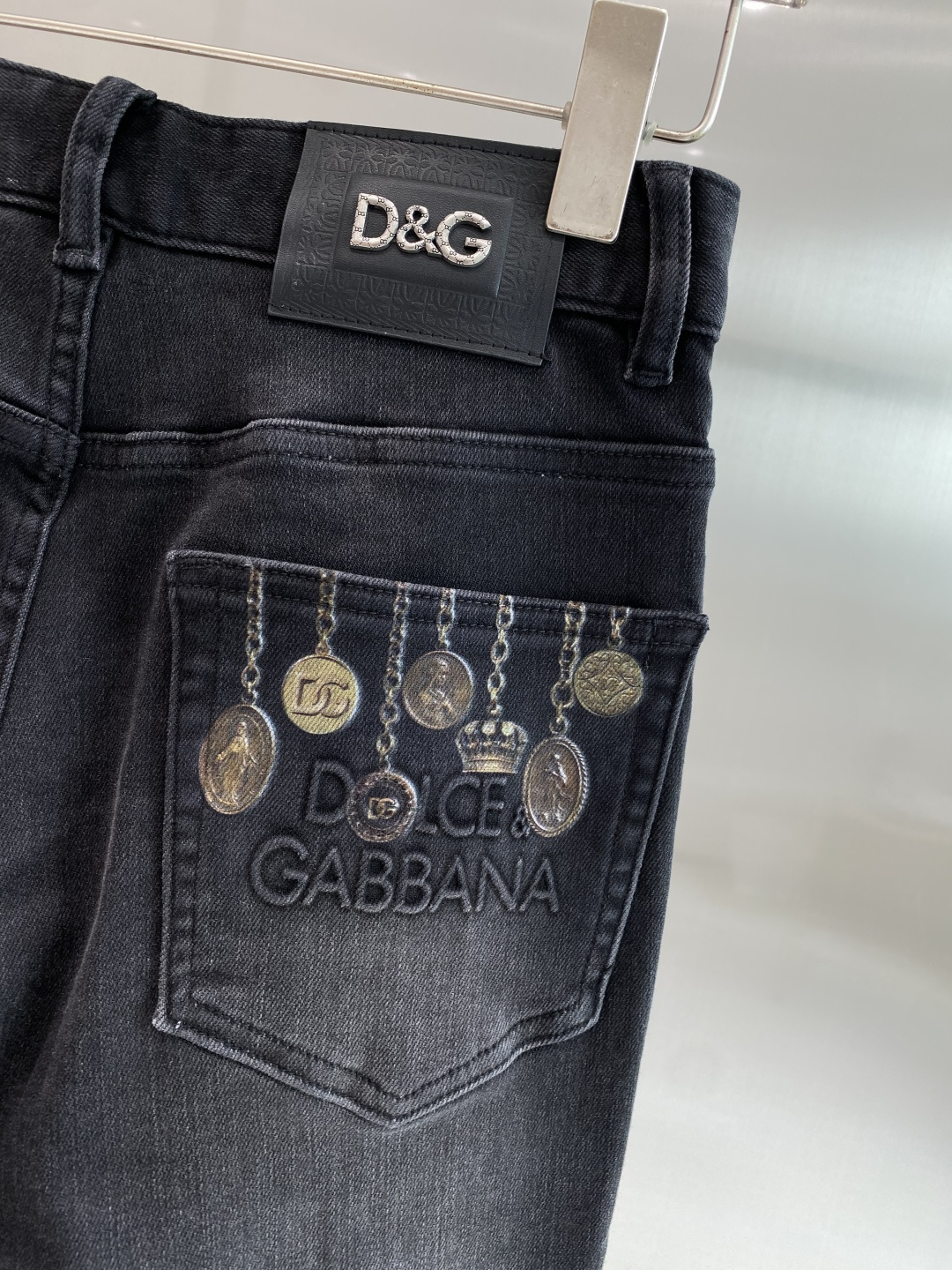 《𝙉𝙚𝙬🖤❤️DG家》26ss春季牛仔 超级有范儿的一款牛仔裤，定制原版水洗牛仔面料，独特设计，顶级工艺