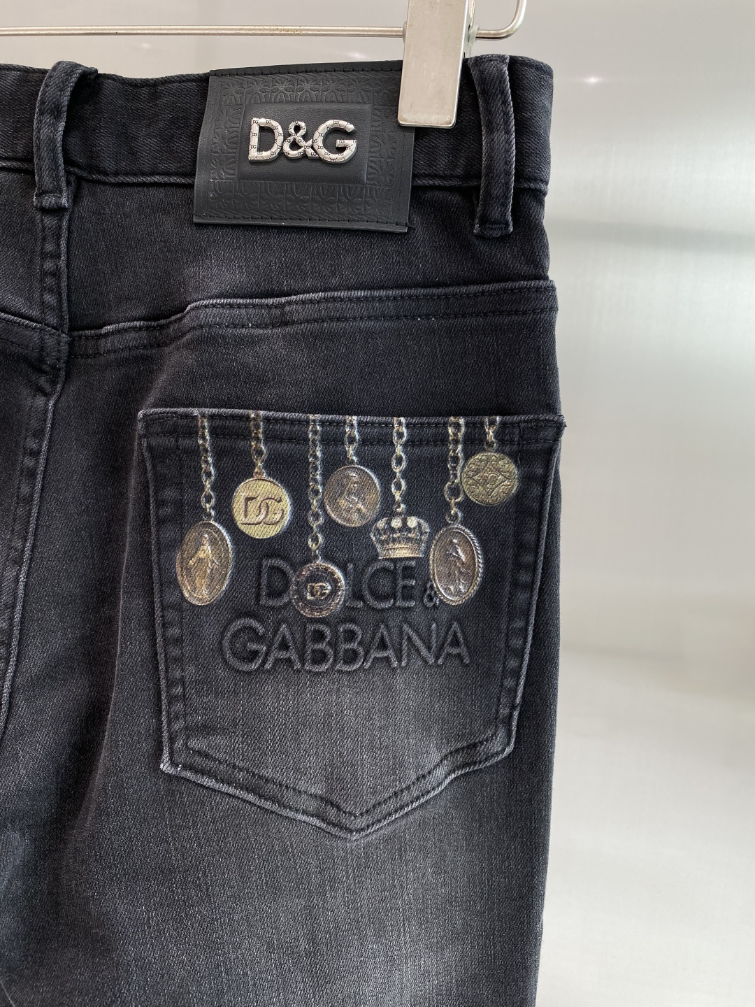 《𝙉𝙚𝙬🖤❤️DG家》26ss春季牛仔 超级有范儿的一款牛仔裤，定制原版水洗牛仔面料，独特设计，顶级工艺