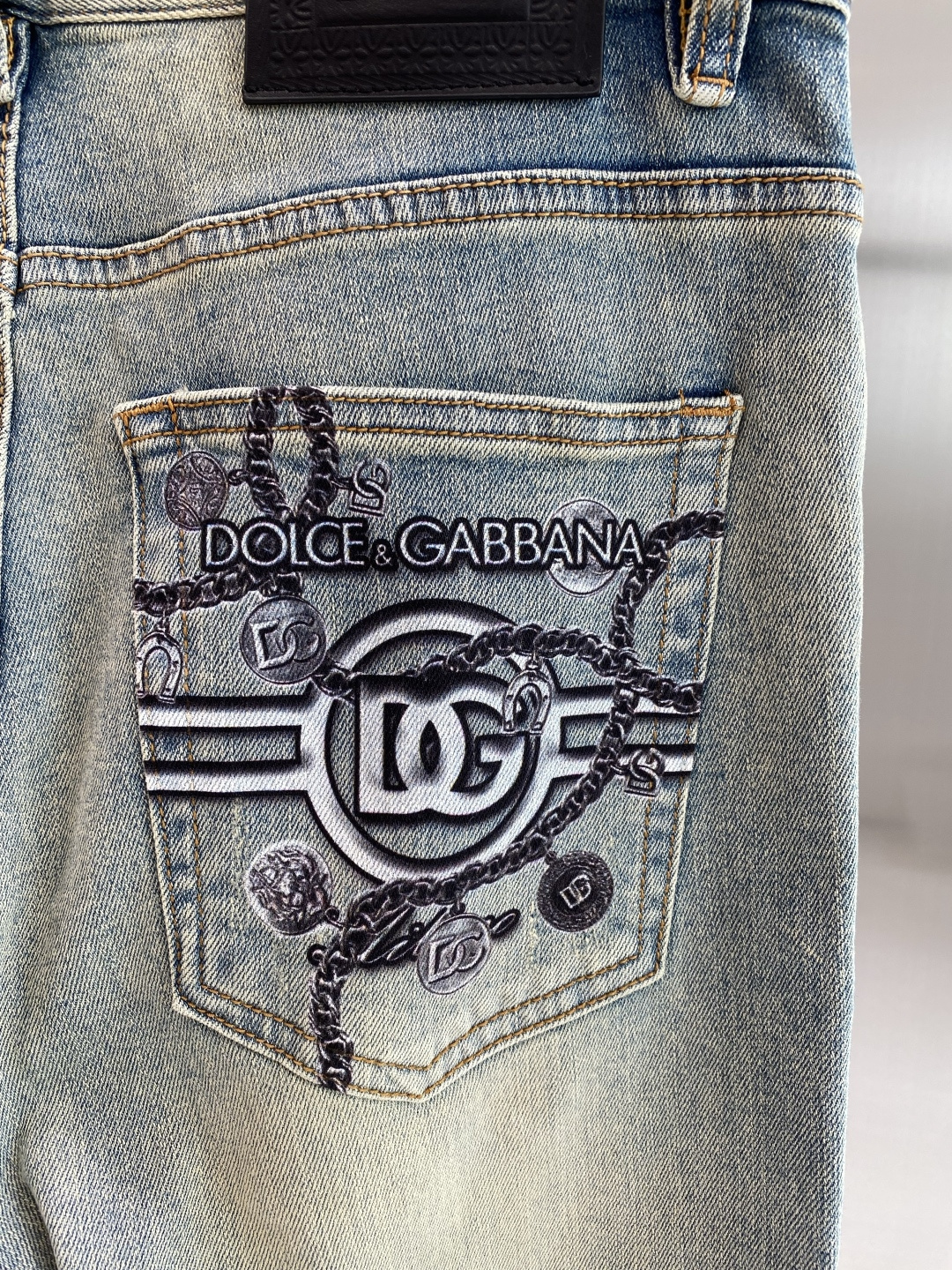 《𝙉𝙚𝙬🖤❤️DG家》2026春款重工水洗休闲牛仔裤，进口原版水洗弹力面料，舒适有弹性，独特设计，版型超