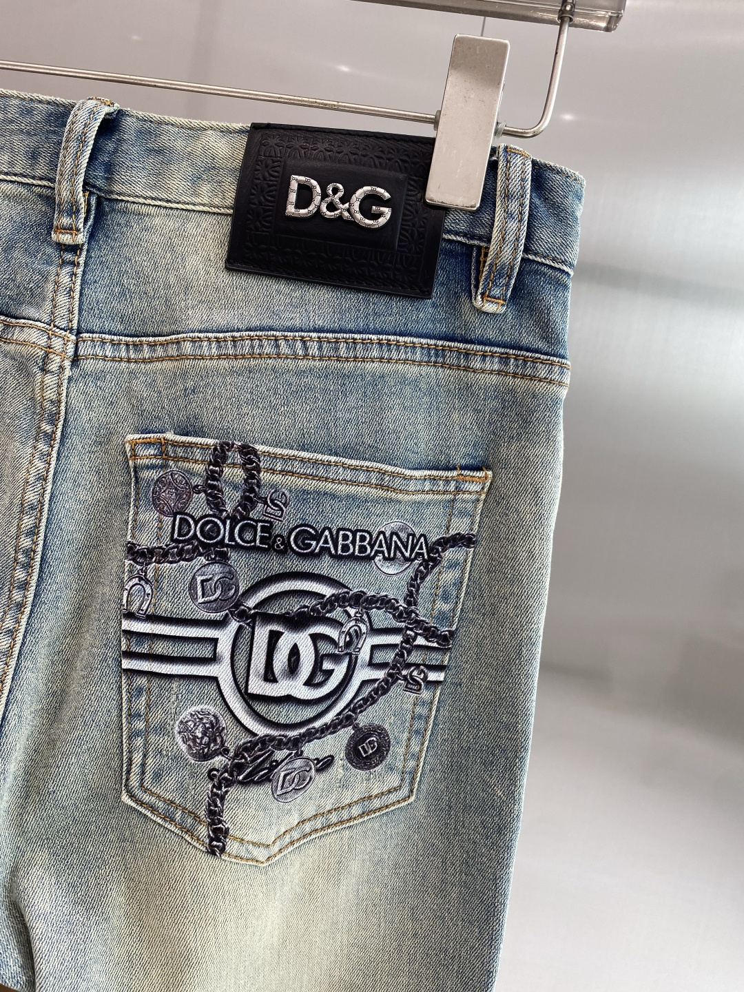 《𝙉𝙚𝙬🖤❤️DG家》2026春款重工水洗休闲牛仔裤，进口原版水洗弹力面料，舒适有弹性，独特设计，版型超