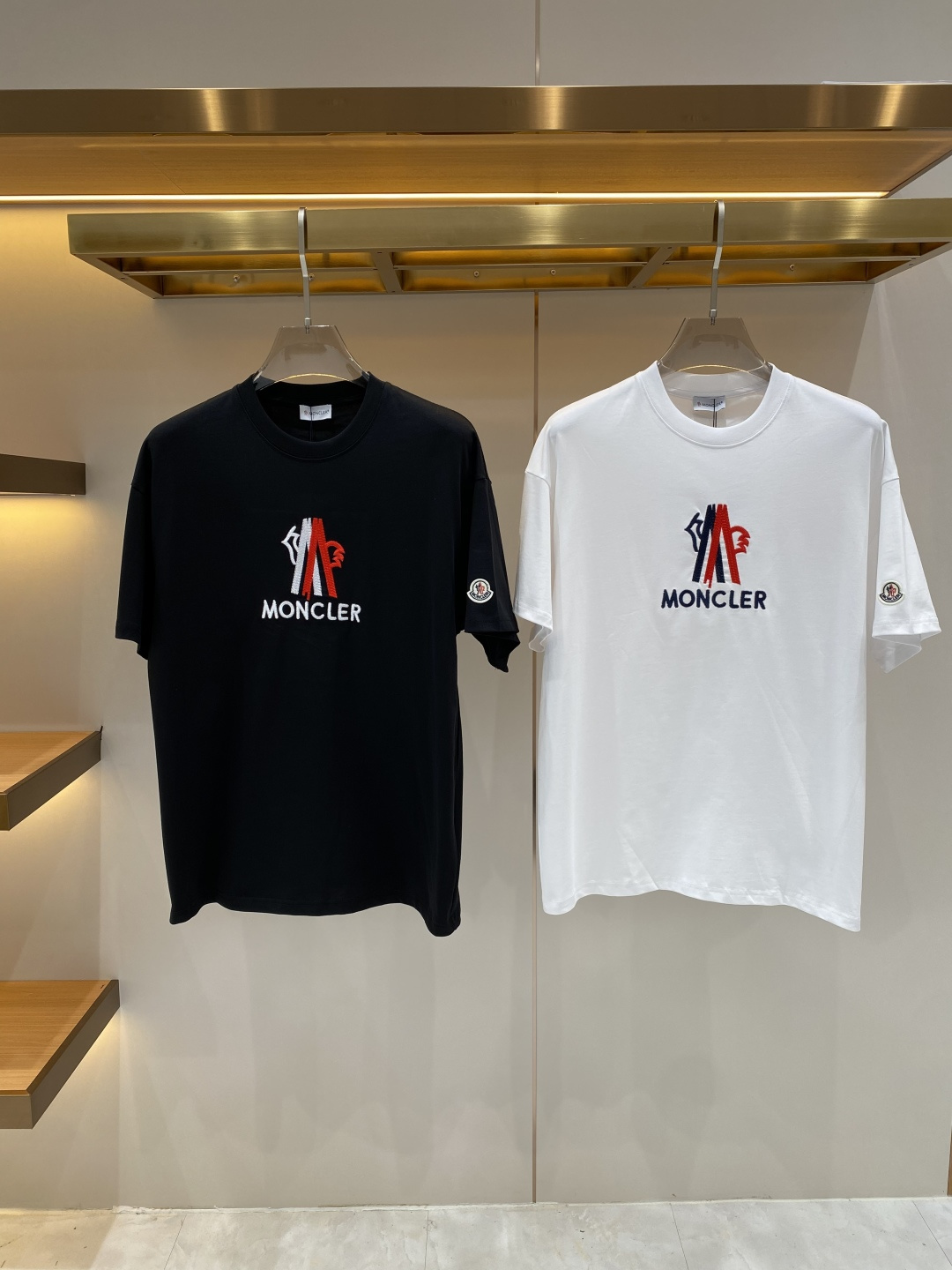 《𝙉𝙚𝙬🖤❤️蒙家》26SS新款春夏短袖 最高版本客供定制高端面料 简单时尚款，配色超级好看！经典log