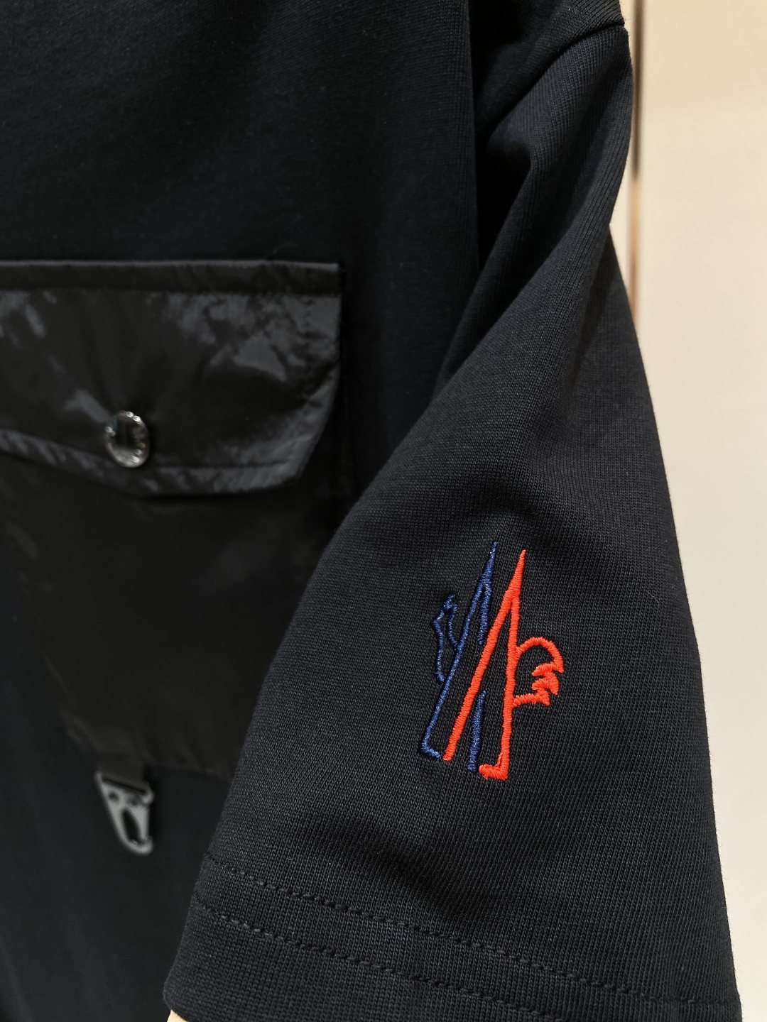 《𝙉𝙚𝙬🖤❤️蒙家》26SS新款春夏短袖 最高版本客供定制高端面料 简单时尚款，配色超级好看！经典log