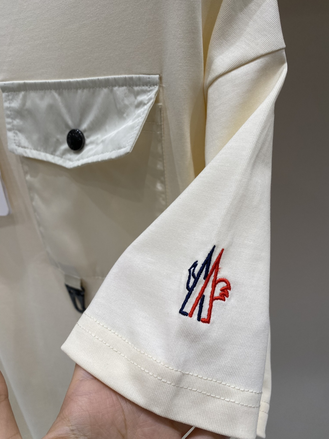 《𝙉𝙚𝙬🖤❤️蒙家》26SS新款春夏短袖 最高版本客供定制高端面料 简单时尚款，配色超级好看！经典log