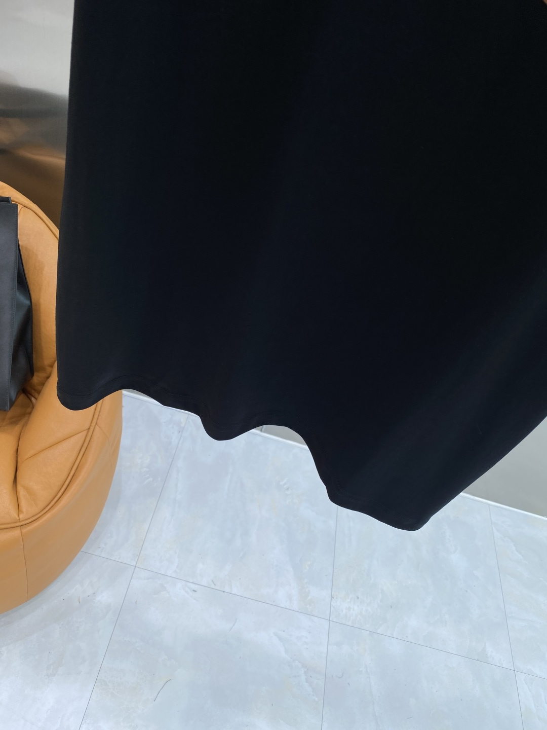 《𝙉𝙚𝙬🖤❤️罗家》26SS新款春夏短袖 最高版本客供定制高端面料 简单时尚款，配色超级好看！经典log