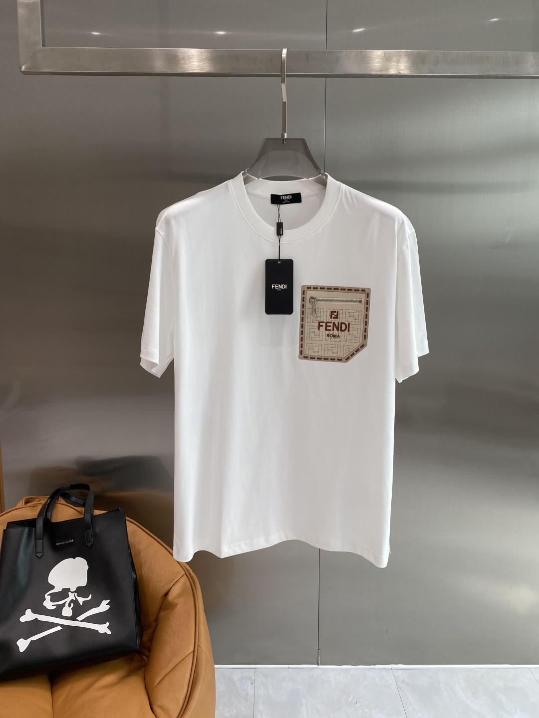 《𝙉𝙚𝙬🖤❤️芬家》2026新款首发专柜最新款短袖圆领T恤 高端订制 设计前卫时尚！品牌logo工艺设计