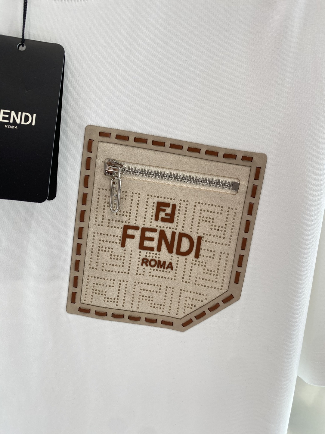 《𝙉𝙚𝙬🖤❤️芬家》2026新款首发专柜最新款短袖圆领T恤 高端订制 设计前卫时尚！品牌logo工艺设计