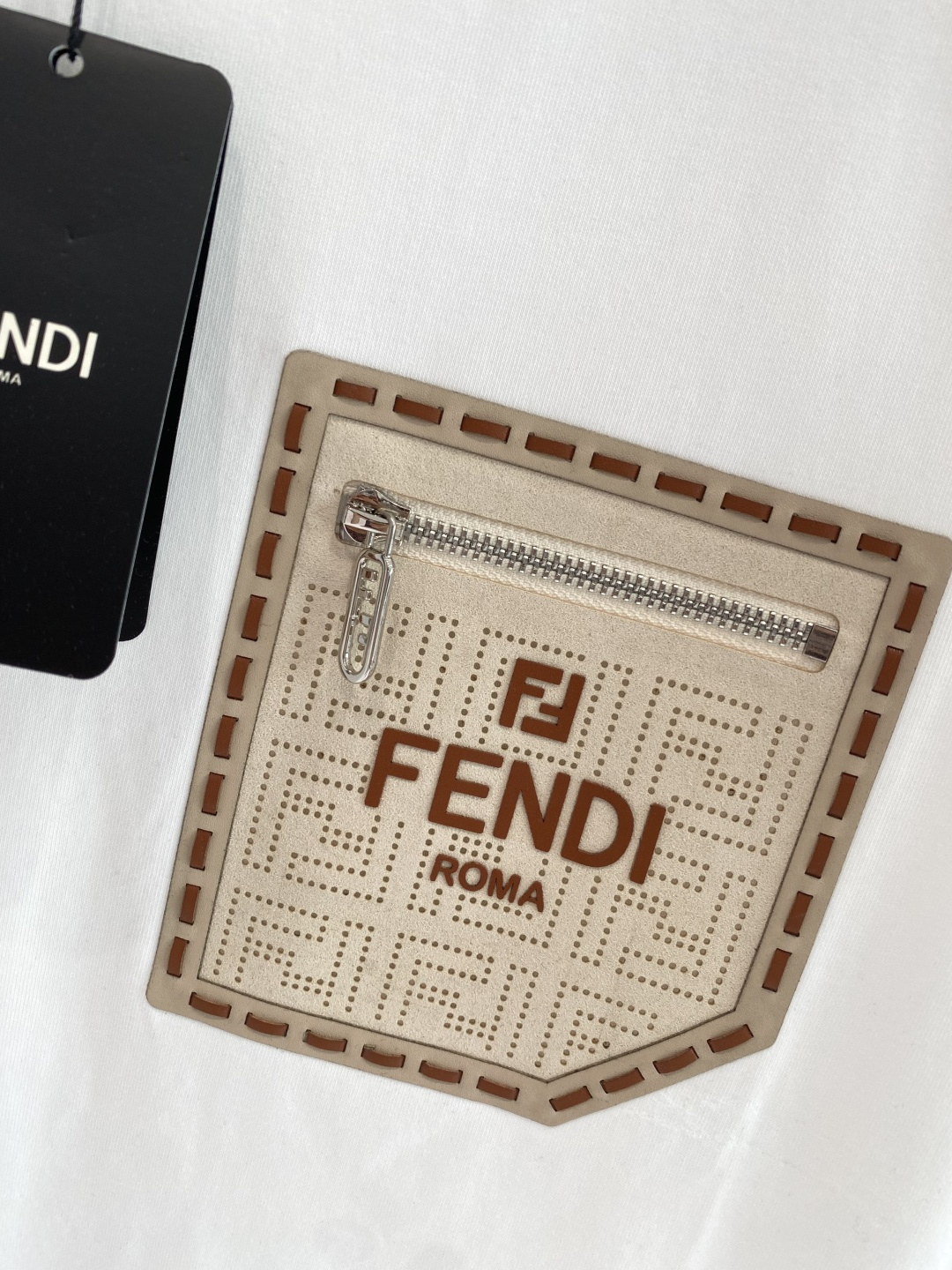 《𝙉𝙚𝙬🖤❤️芬家》2026新款首发专柜最新款短袖圆领T恤 高端订制 设计前卫时尚！品牌logo工艺设计