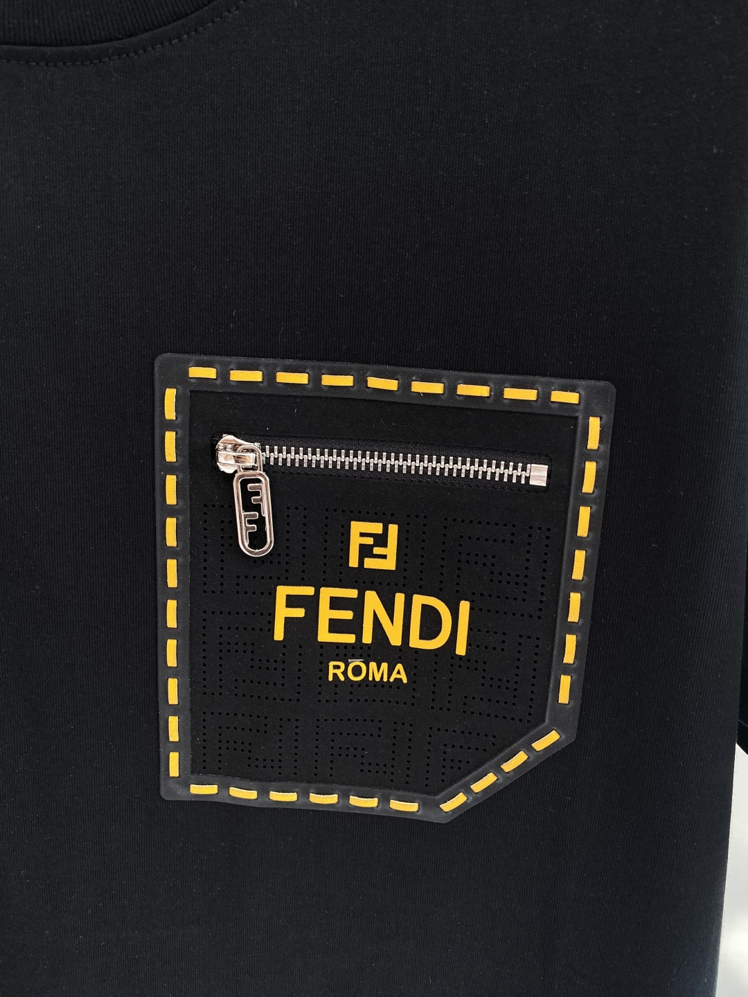 《𝙉𝙚𝙬🖤❤️芬家》2026新款首发专柜最新款短袖圆领T恤 高端订制 设计前卫时尚！品牌logo工艺设计