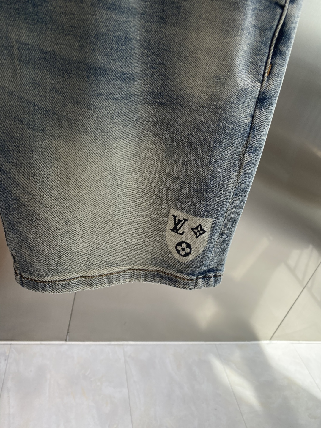 《𝙉𝙚𝙬🤍🖤驴家》2026牛仔短裤， 牛仔搭配经典图案，复古又时髦，金属纽扣和口袋设计，细节感满满。版型