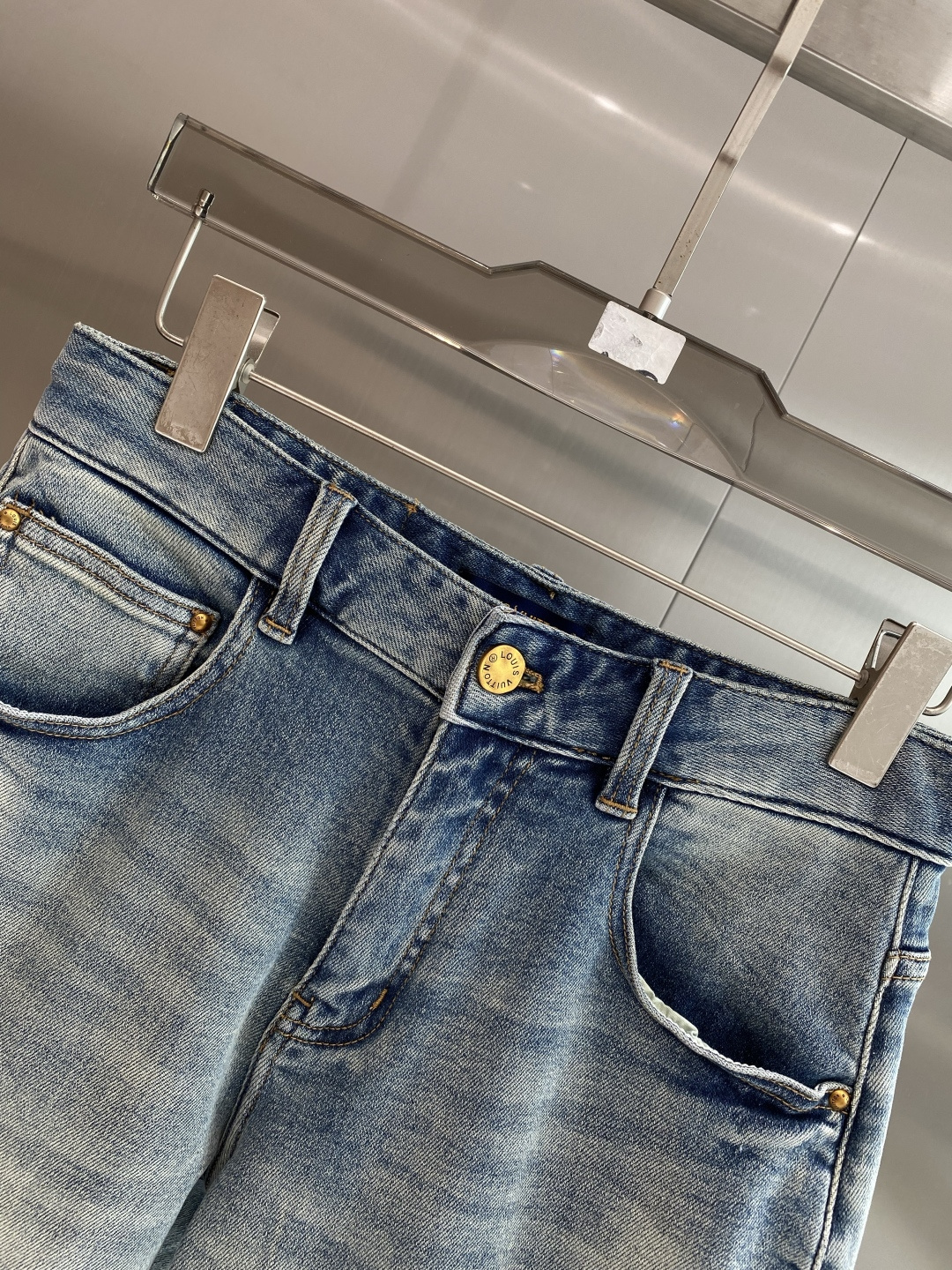 《𝙉𝙚𝙬🤍🖤驴家》2026牛仔短裤， 牛仔搭配经典图案，复古又时髦，金属纽扣和口袋设计，细节感满满。版型