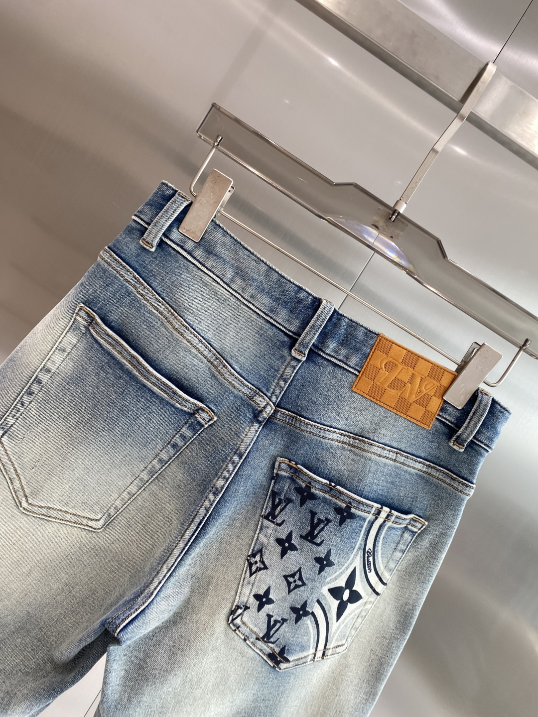 《𝙉𝙚𝙬🤍🖤驴家》2026牛仔短裤， 牛仔搭配经典图案，复古又时髦，金属纽扣和口袋设计，细节感满满。版型