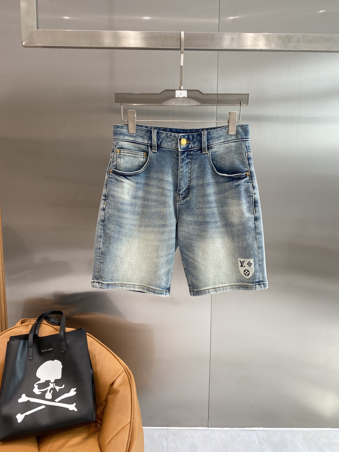《𝙉𝙚𝙬🤍🖤驴家》2026牛仔短裤， 牛仔搭配经典图案，复古又时髦，金属纽扣和口袋设计，细节感满满。版型