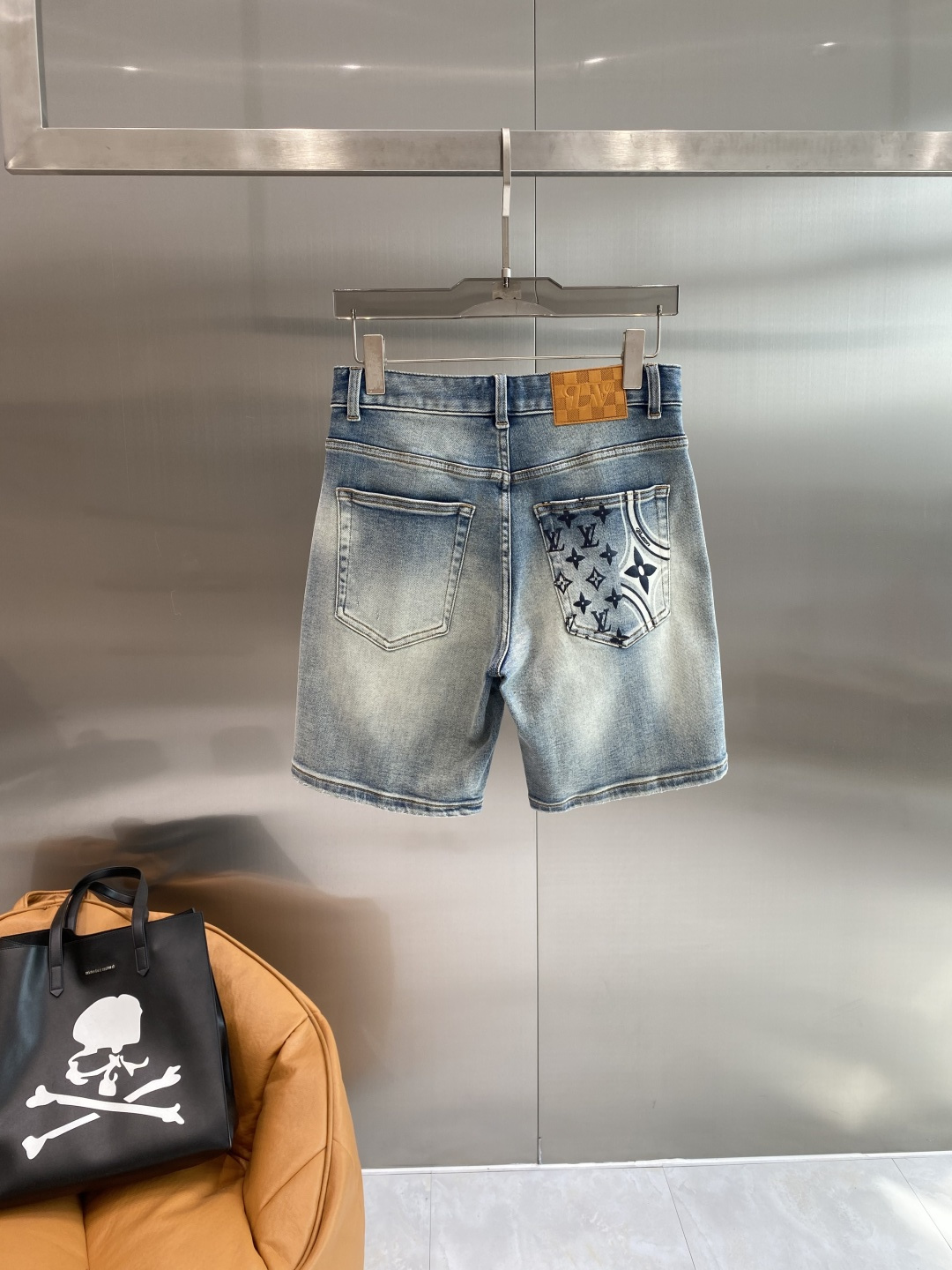 《𝙉𝙚𝙬🤍🖤驴家》2026牛仔短裤， 牛仔搭配经典图案，复古又时髦，金属纽扣和口袋设计，细节感满满。版型