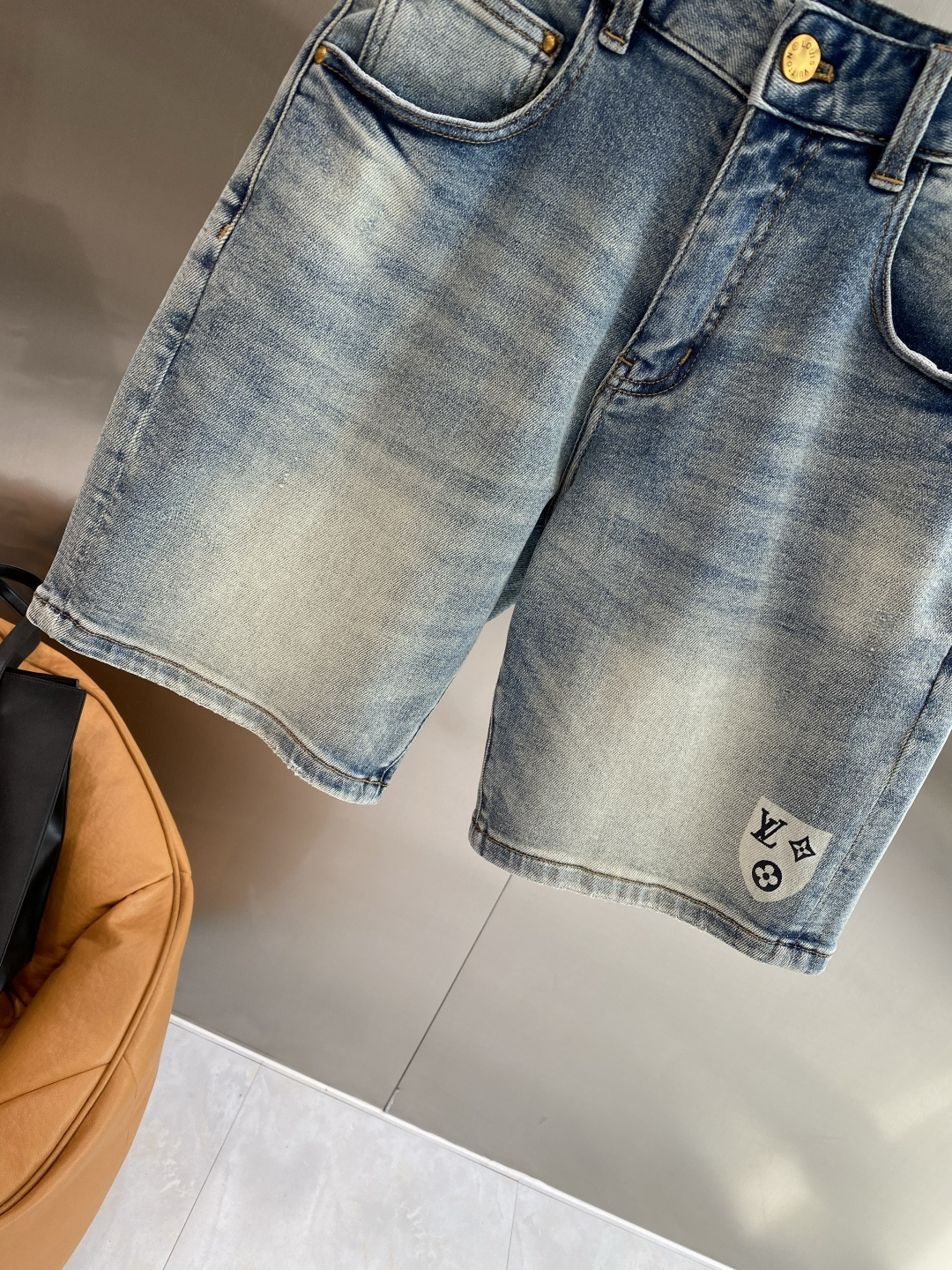 《𝙉𝙚𝙬🤍🖤驴家》2026牛仔短裤， 牛仔搭配经典图案，复古又时髦，金属纽扣和口袋设计，细节感满满。版型