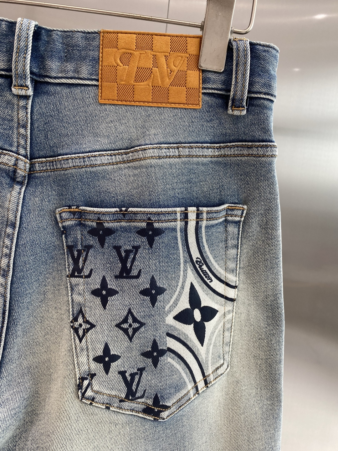 《𝙉𝙚𝙬🤍🖤驴家》2026牛仔短裤， 牛仔搭配经典图案，复古又时髦，金属纽扣和口袋设计，细节感满满。版型