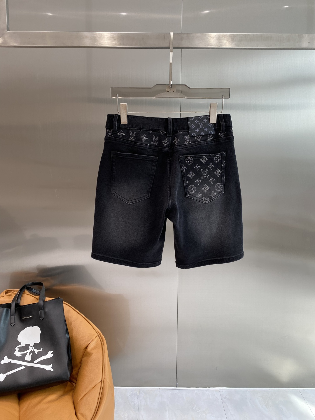 《𝙉𝙚𝙬🤍🖤驴家》2026牛仔短裤， 牛仔搭配经典图案，复古又时髦，金属纽扣和口袋设计，细节感满满。版型