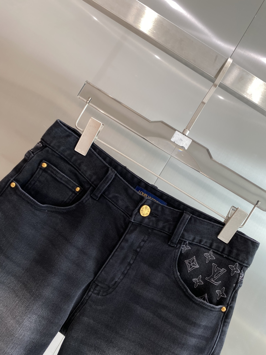 《𝙉𝙚𝙬🤍🖤驴家》2026牛仔短裤， 牛仔搭配经典图案，复古又时髦，金属纽扣和口袋设计，细节感满满。版型