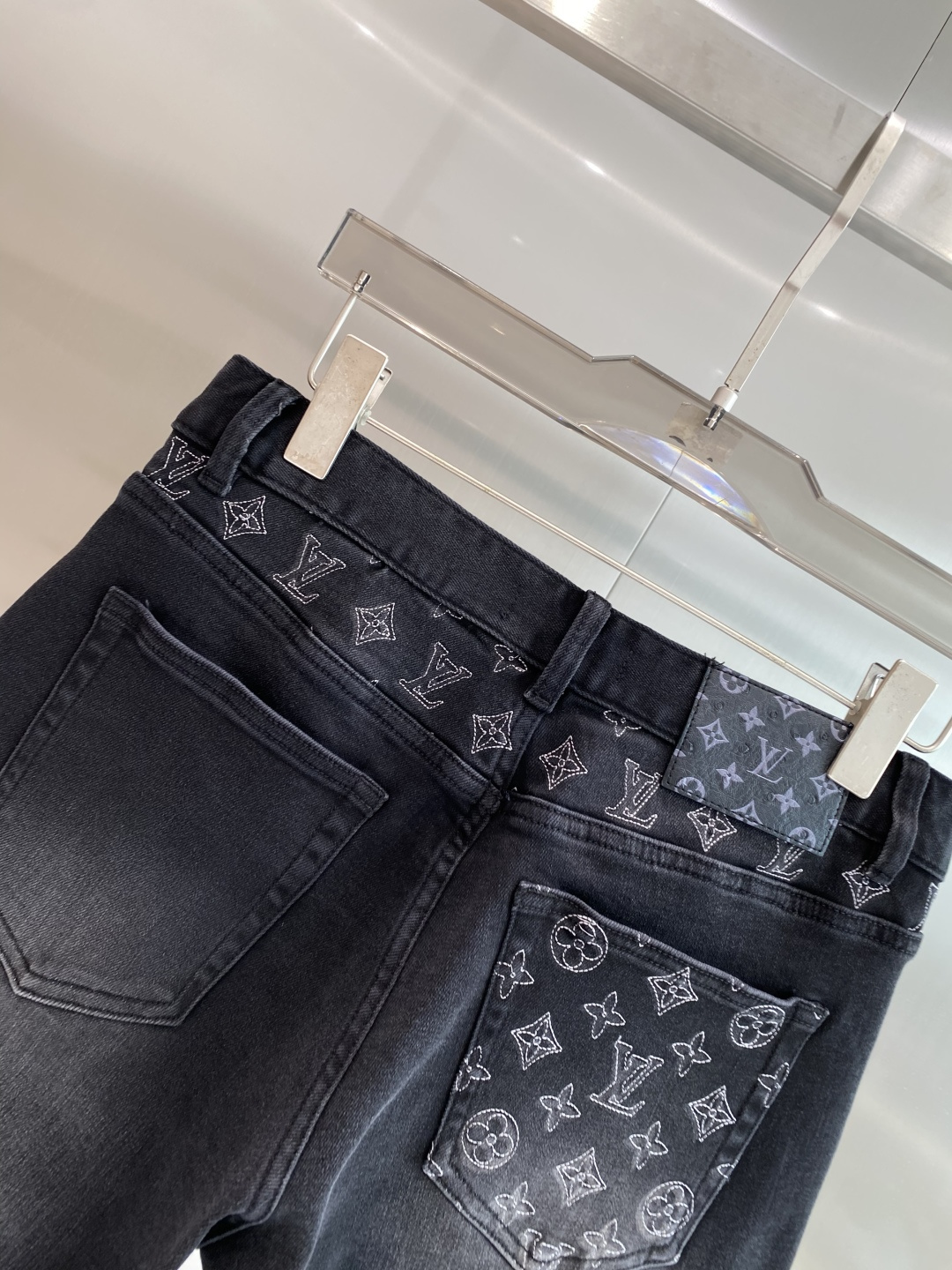 《𝙉𝙚𝙬🤍🖤驴家》2026牛仔短裤， 牛仔搭配经典图案，复古又时髦，金属纽扣和口袋设计，细节感满满。版型