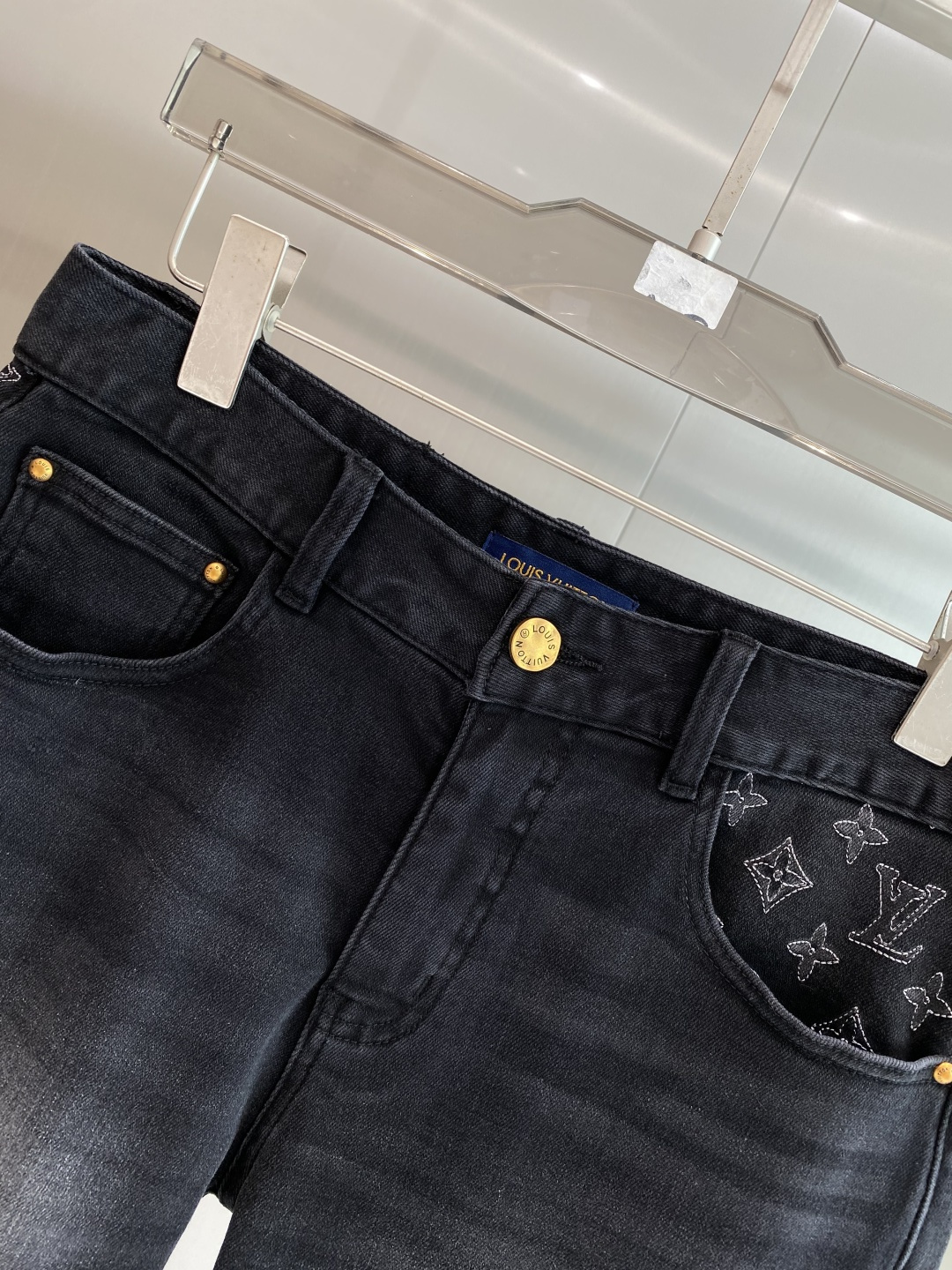 《𝙉𝙚𝙬🤍🖤驴家》2026牛仔短裤， 牛仔搭配经典图案，复古又时髦，金属纽扣和口袋设计，细节感满满。版型