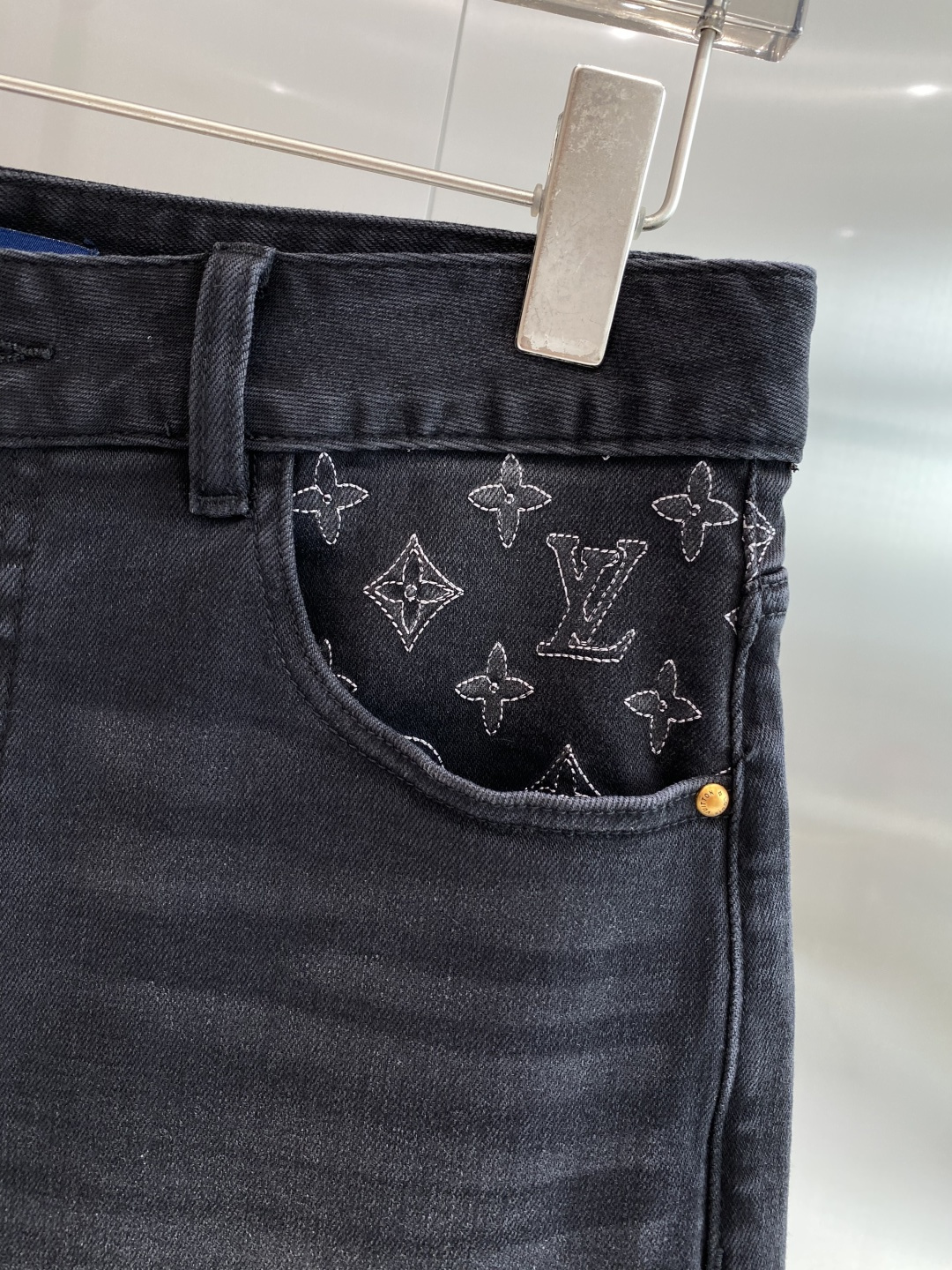 《𝙉𝙚𝙬🤍🖤驴家》2026牛仔短裤， 牛仔搭配经典图案，复古又时髦，金属纽扣和口袋设计，细节感满满。版型