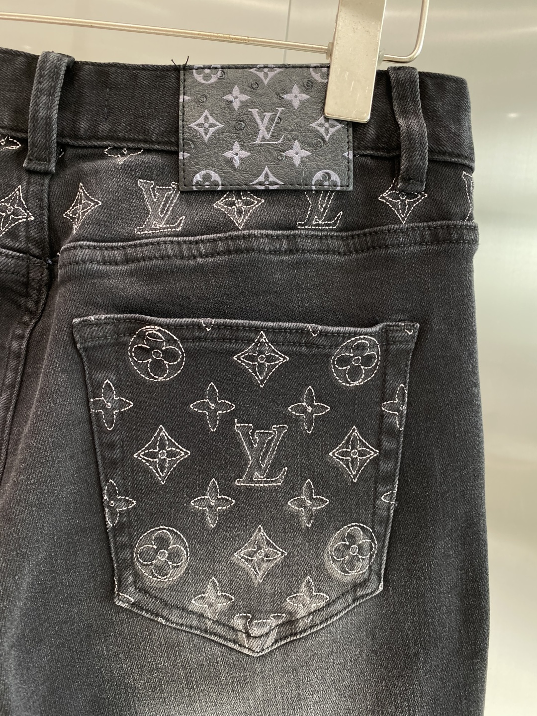 《𝙉𝙚𝙬🤍🖤驴家》2026牛仔短裤， 牛仔搭配经典图案，复古又时髦，金属纽扣和口袋设计，细节感满满。版型