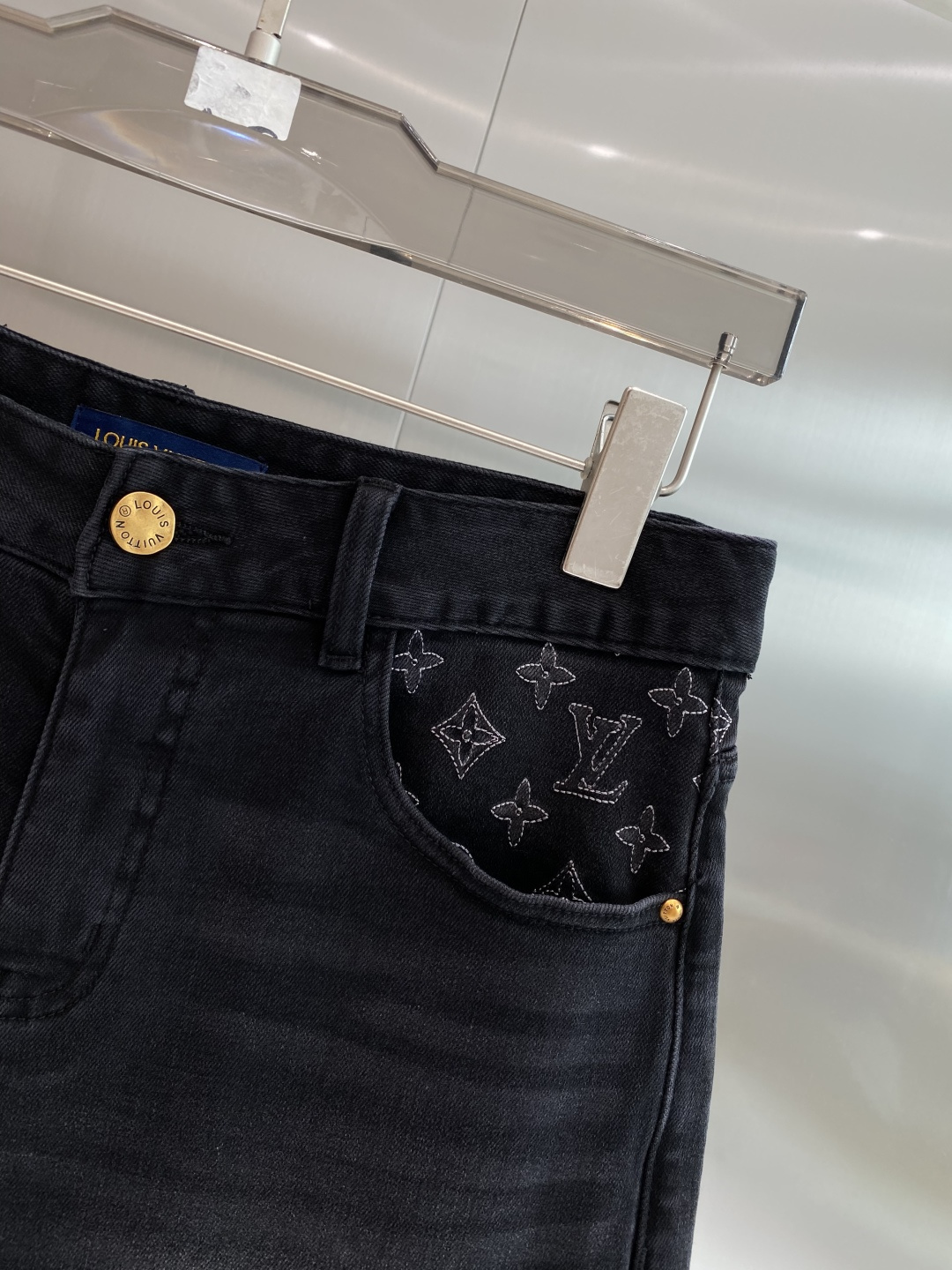 《𝙉𝙚𝙬🤍🖤驴家》2026牛仔短裤， 牛仔搭配经典图案，复古又时髦，金属纽扣和口袋设计，细节感满满。版型