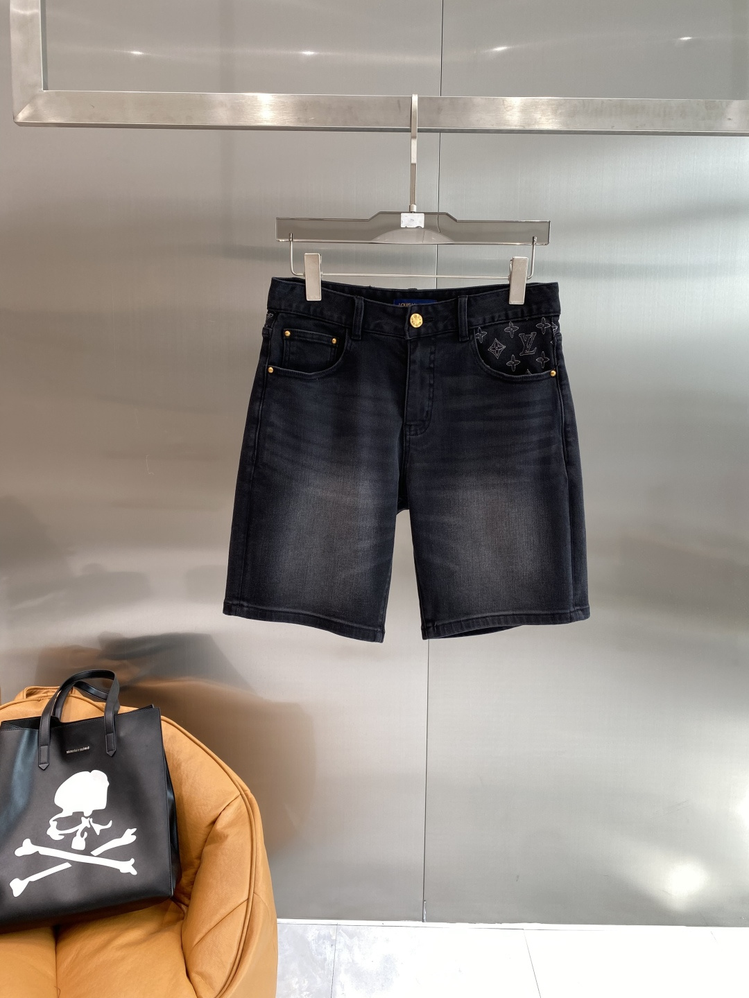 《𝙉𝙚𝙬🤍🖤驴家》2026牛仔短裤， 牛仔搭配经典图案，复古又时髦，金属纽扣和口袋设计，细节感满满。版型