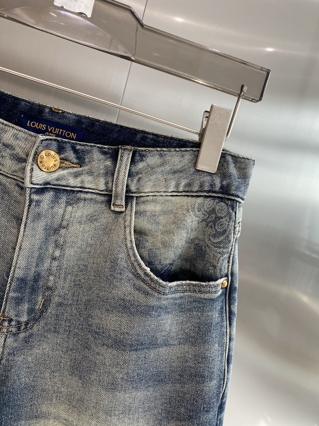 《𝙉𝙚𝙬🤍🖤驴家》2026牛仔短裤， 牛仔搭配经典图案，复古又时髦，金属纽扣和口袋设计，细节感满满。版型