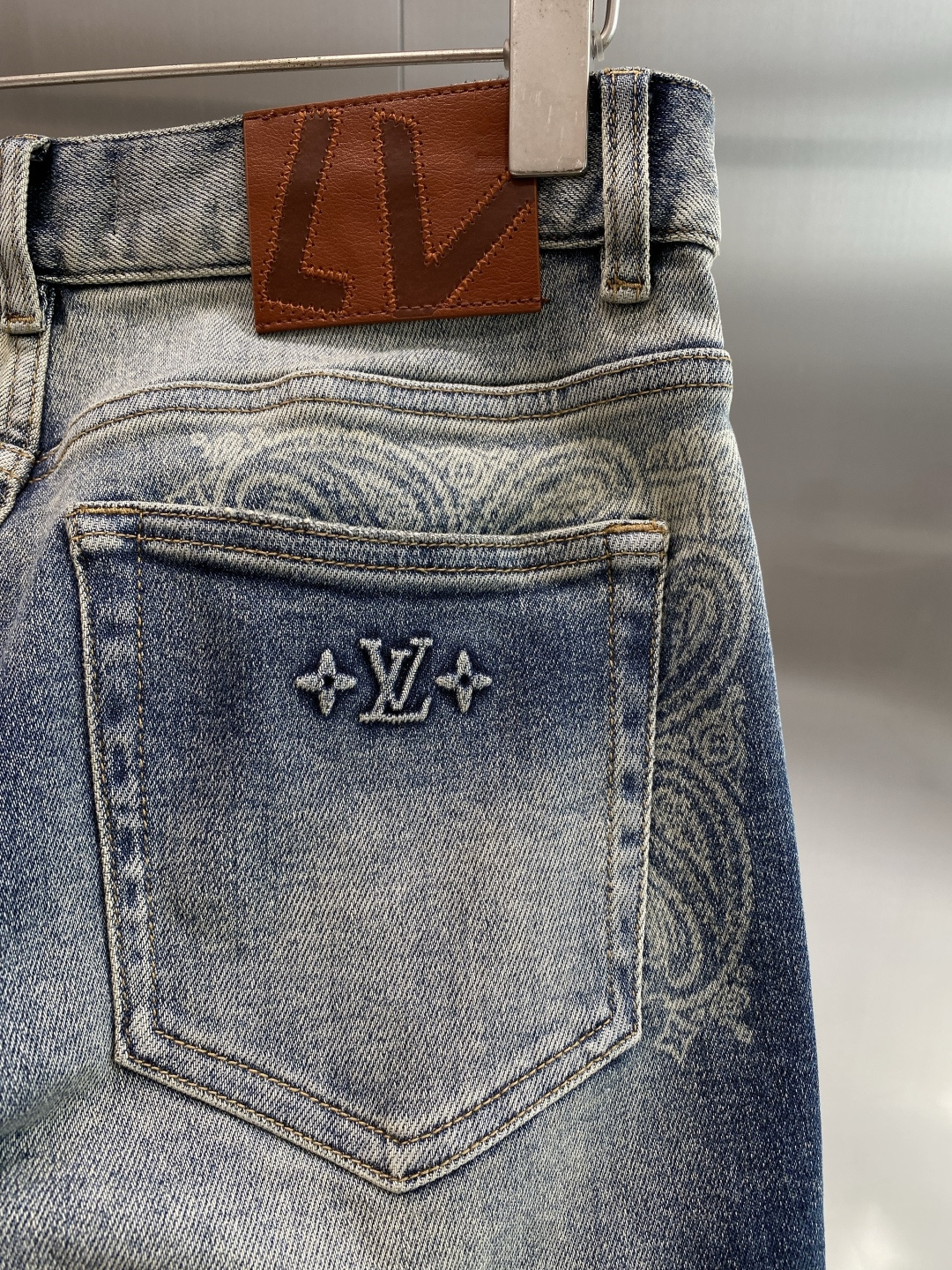 《𝙉𝙚𝙬🤍🖤驴家》2026牛仔短裤， 牛仔搭配经典图案，复古又时髦，金属纽扣和口袋设计，细节感满满。版型