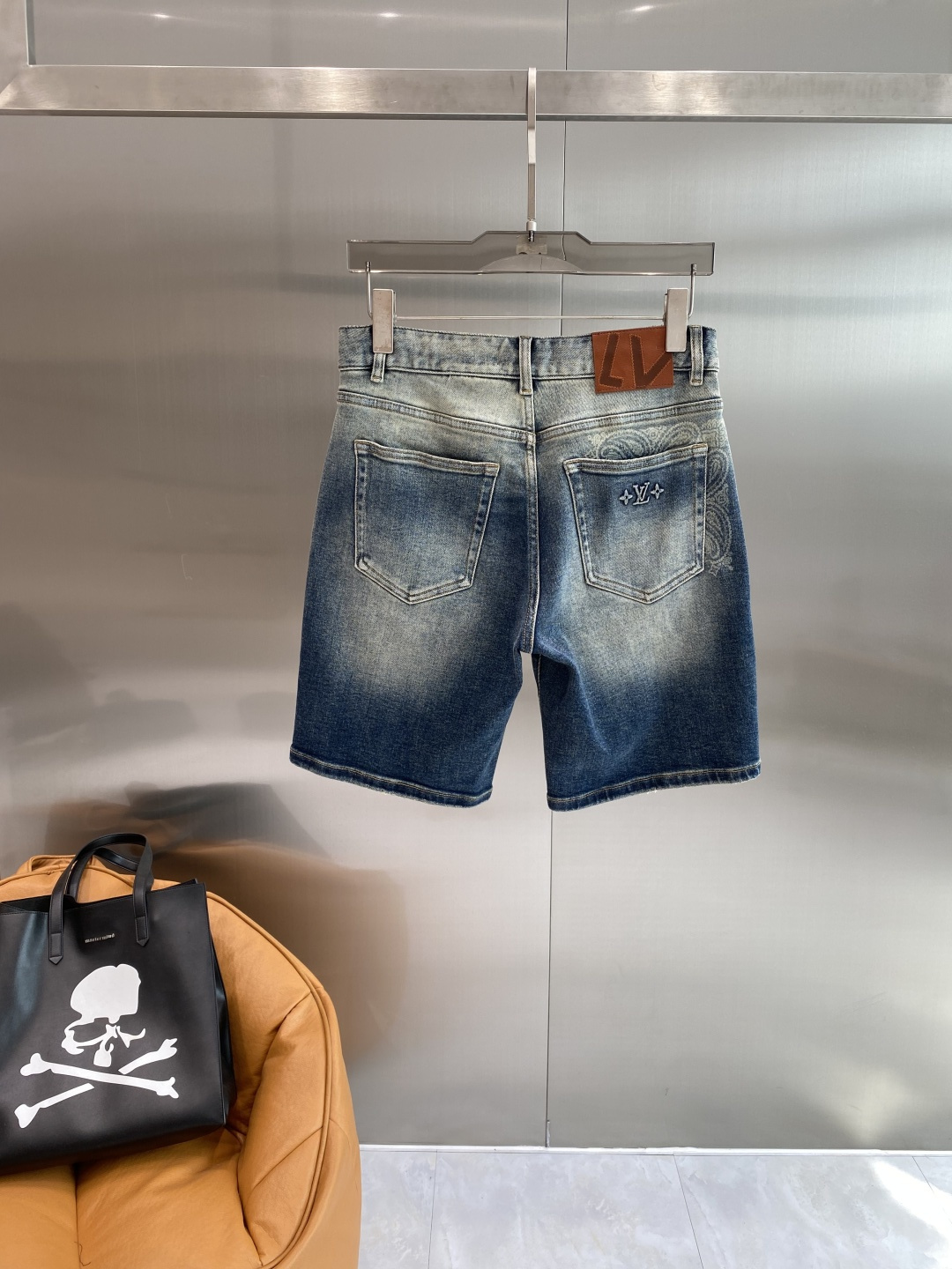 《𝙉𝙚𝙬🤍🖤驴家》2026牛仔短裤， 牛仔搭配经典图案，复古又时髦，金属纽扣和口袋设计，细节感满满。版型