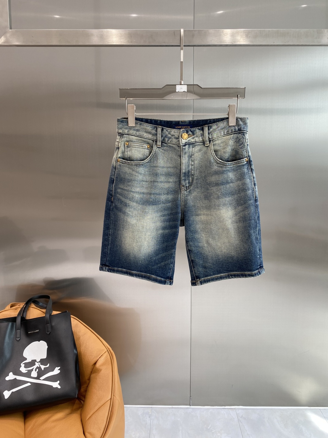 《𝙉𝙚𝙬🤍🖤驴家》2026牛仔短裤， 牛仔搭配经典图案，复古又时髦，金属纽扣和口袋设计，细节感满满。版型