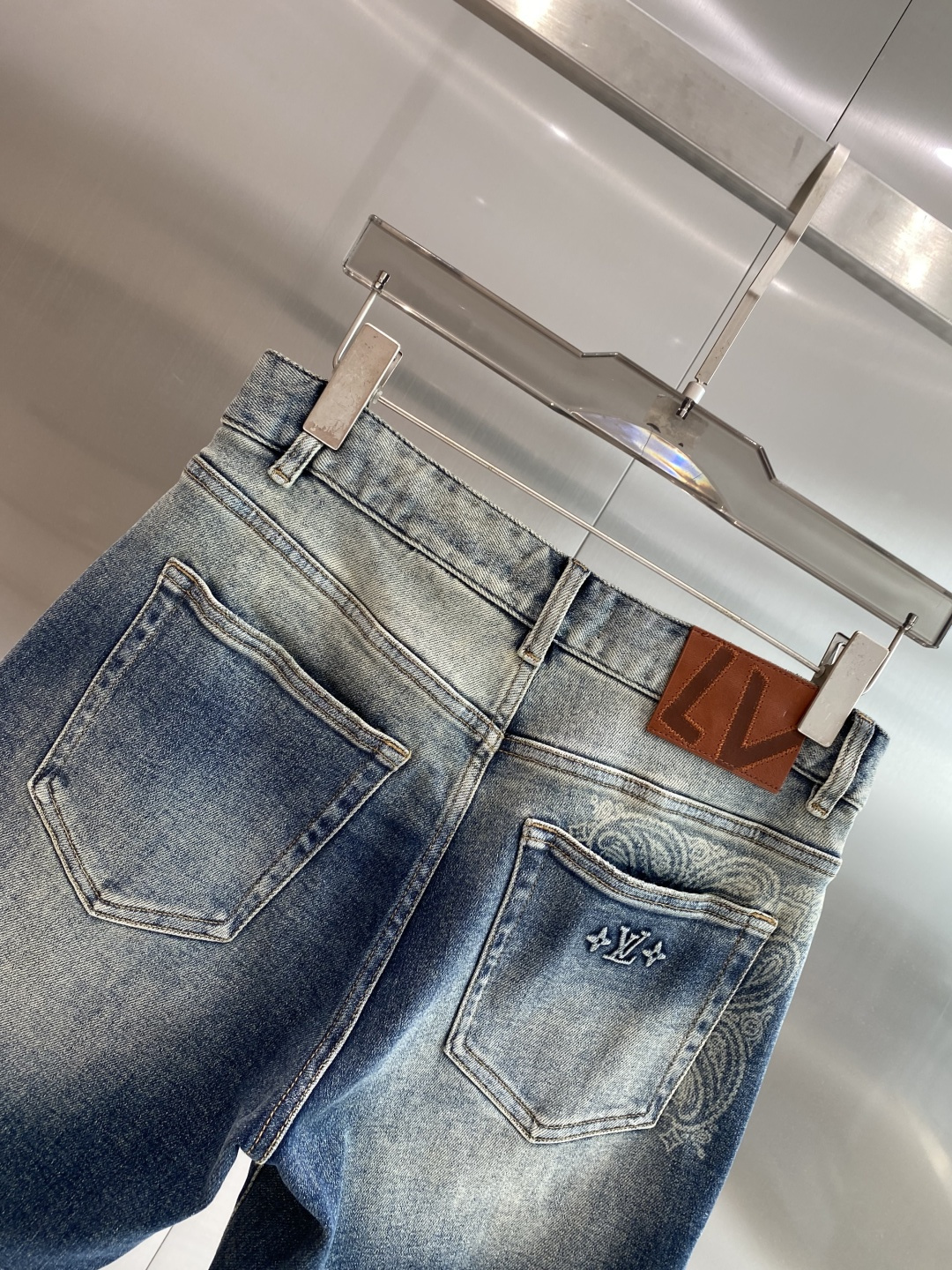 《𝙉𝙚𝙬🤍🖤驴家》2026牛仔短裤， 牛仔搭配经典图案，复古又时髦，金属纽扣和口袋设计，细节感满满。版型