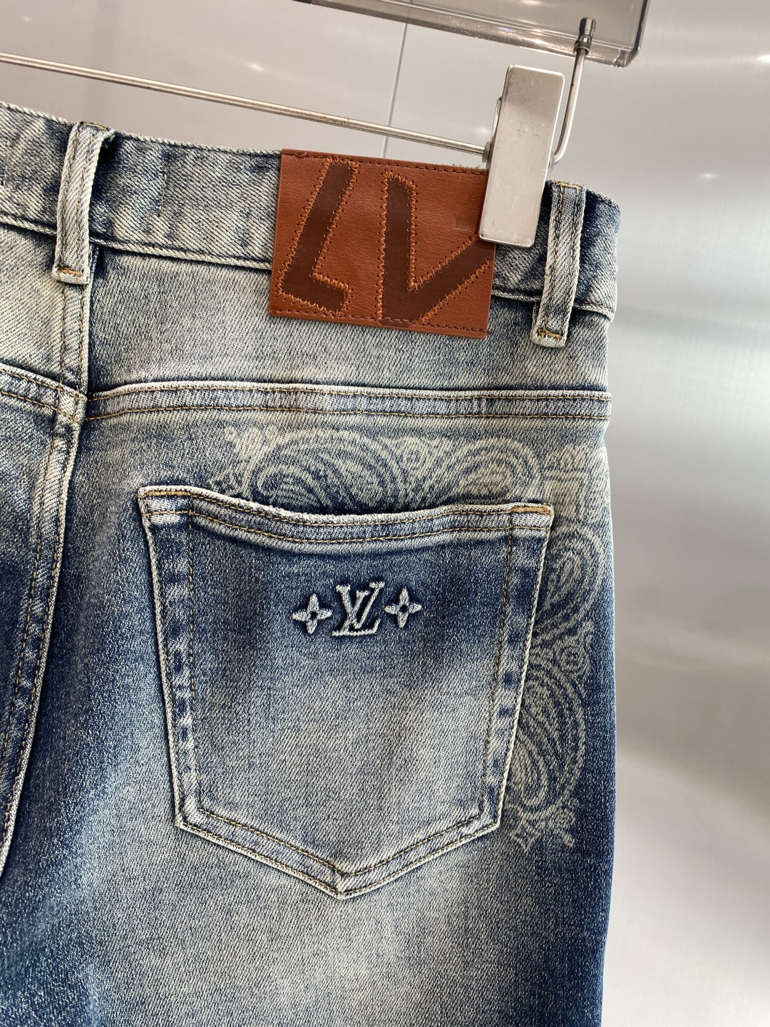 《𝙉𝙚𝙬🤍🖤驴家》2026牛仔短裤， 牛仔搭配经典图案，复古又时髦，金属纽扣和口袋设计，细节感满满。版型