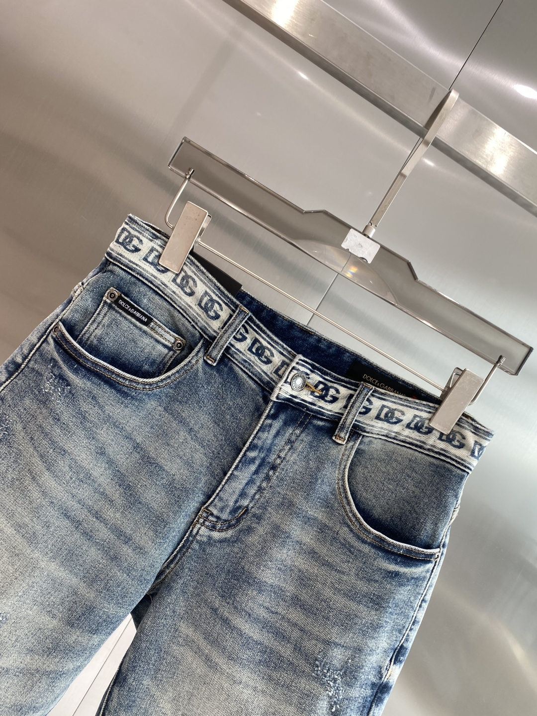 《𝙉𝙚𝙬🤍🖤DG家》2026牛仔短裤， 牛仔搭配经典图案，复古又时髦，金属纽扣和口袋设计，细节感满满。版