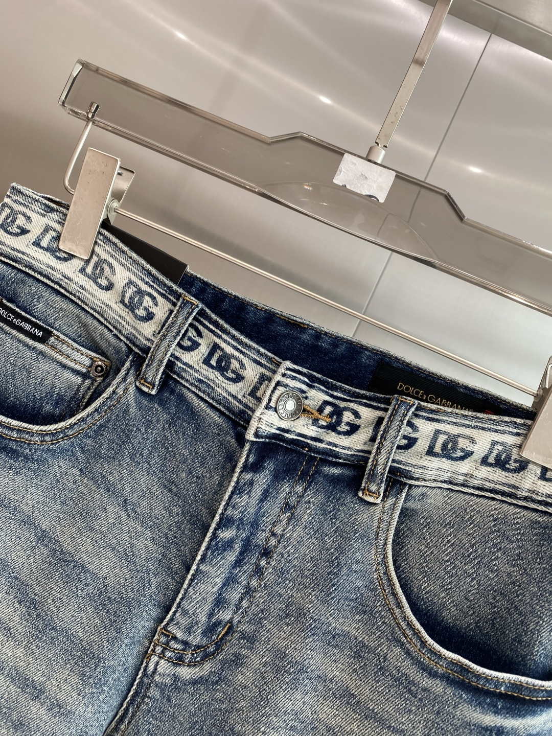 《𝙉𝙚𝙬🤍🖤DG家》2026牛仔短裤， 牛仔搭配经典图案，复古又时髦，金属纽扣和口袋设计，细节感满满。版