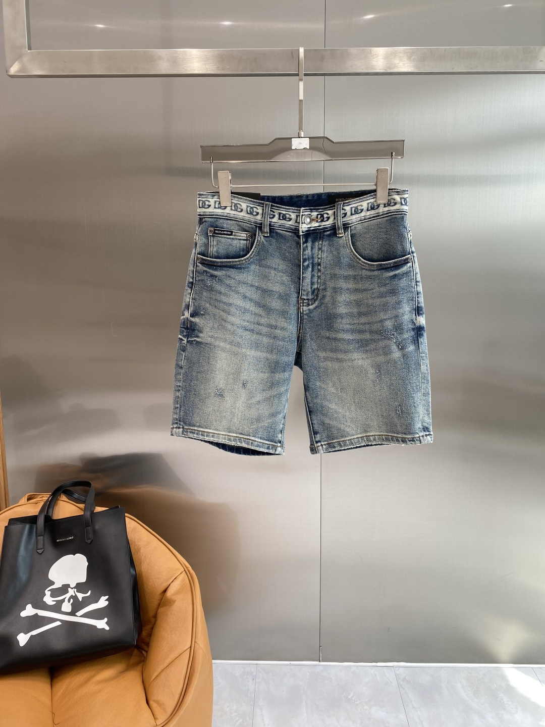 《𝙉𝙚𝙬🤍🖤DG家》2026牛仔短裤， 牛仔搭配经典图案，复古又时髦，金属纽扣和口袋设计，细节感满满。版