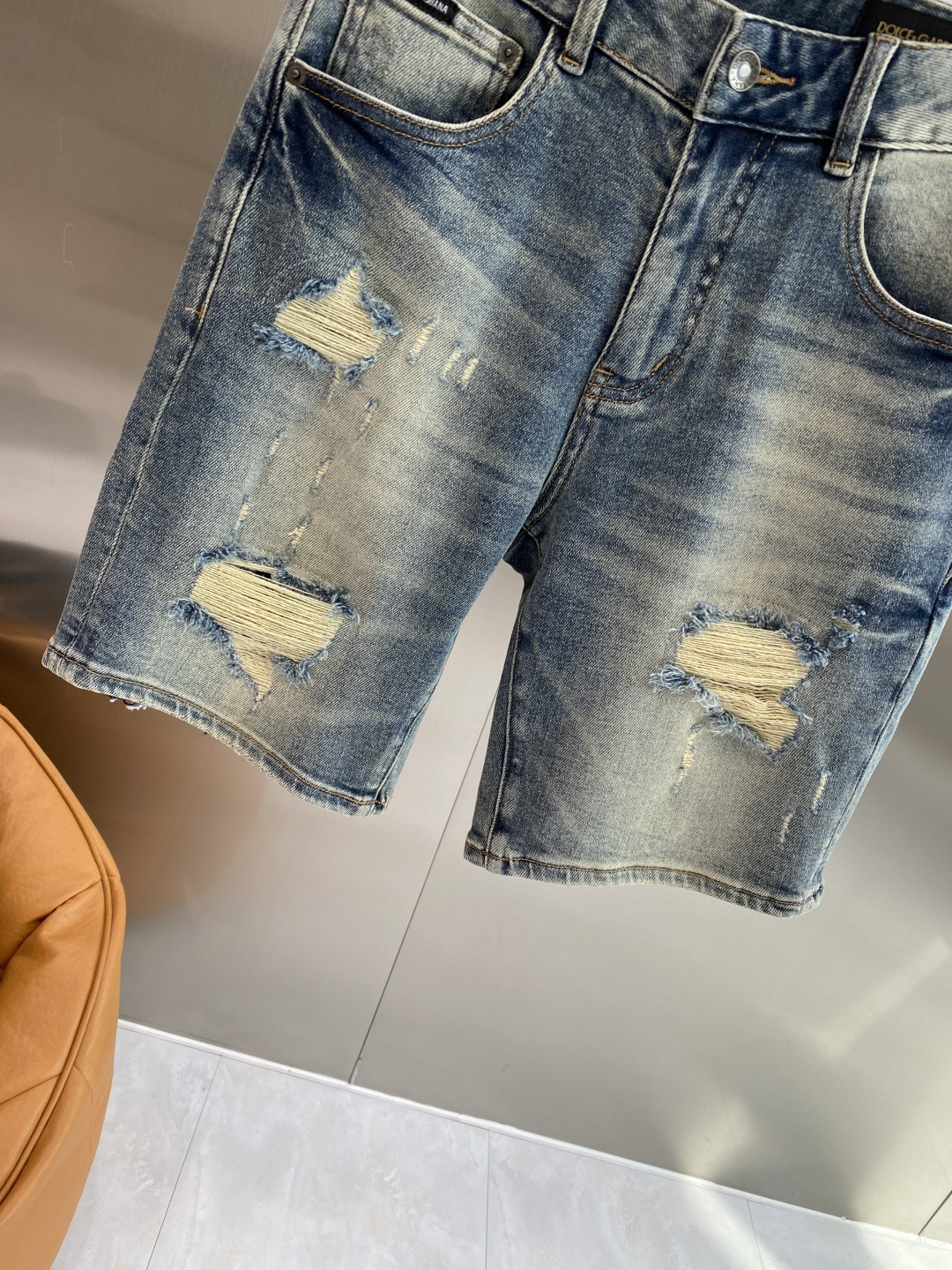 《𝙉𝙚𝙬🤍🖤DG家》2026牛仔短裤， 牛仔搭配经典图案，复古又时髦，金属纽扣和口袋设计，细节感满满。版